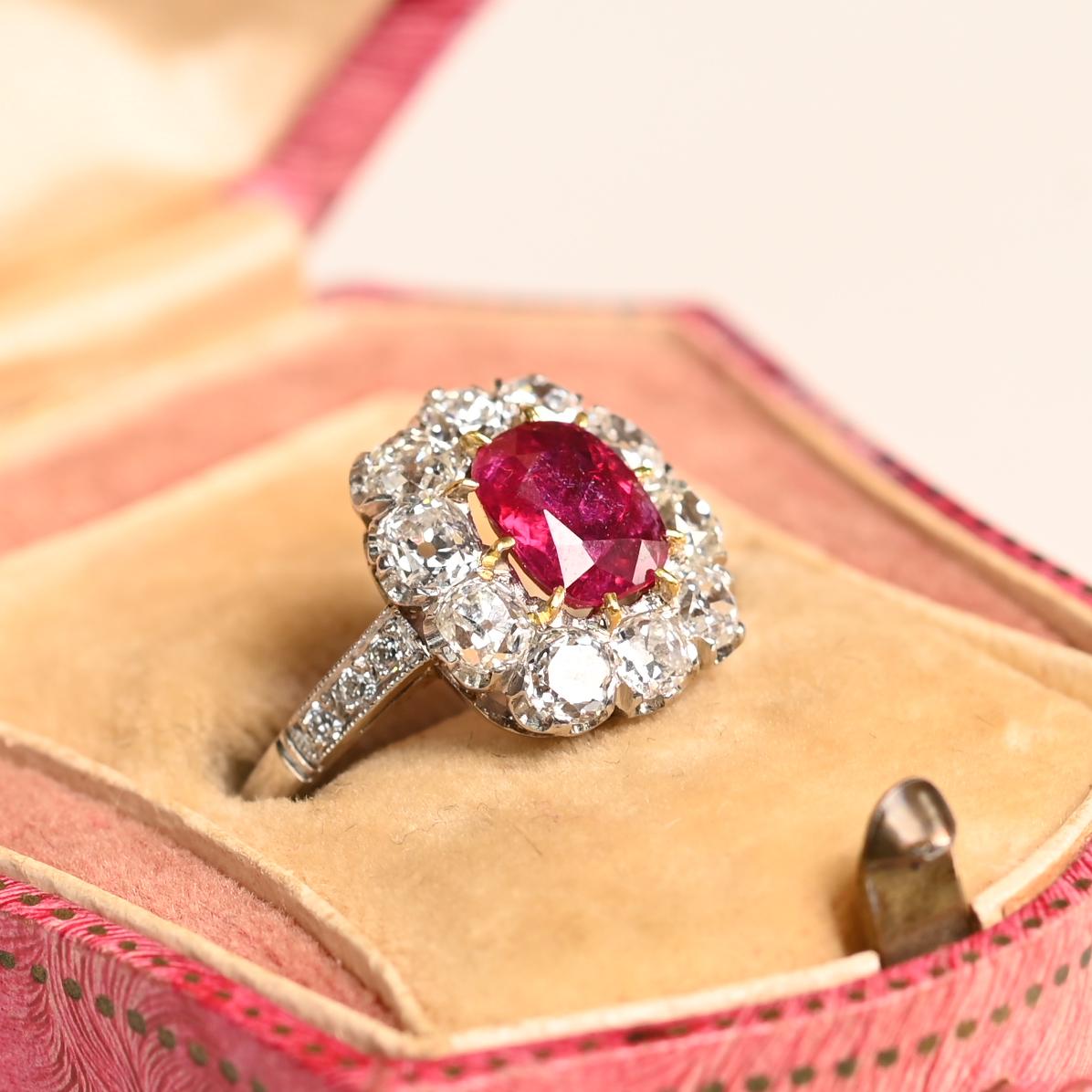 Este exquisito anillo exhibe un rubí de Birmania de talla cojín, natural y sin tratar, con un peso aproximado de 1,4 quilates, certificado por AGL por su autenticidad y rareza. El rubí está elegantemente engastado en garras de oro amarillo de 18