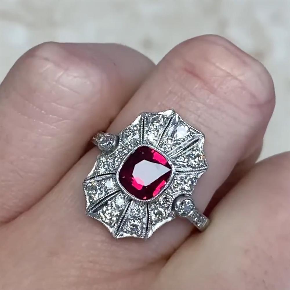 Bague cocktail en platine avec rubis naturel de Birmanie taille coussin (environ 0,9 carat) Excellent état - En vente à New York, NY