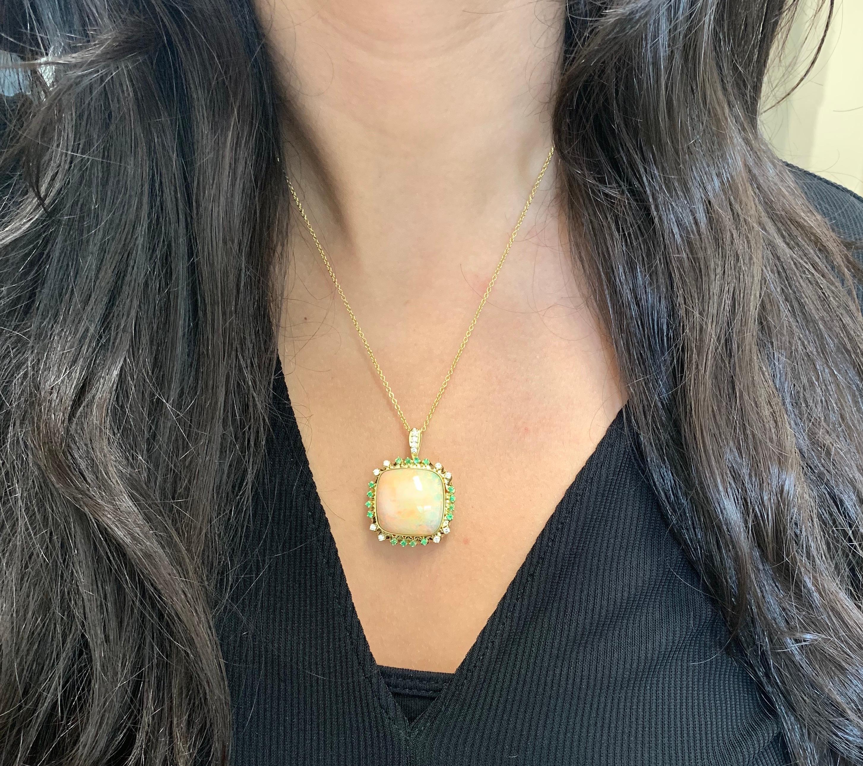 Colgante de oro amarillo de 18 quilates con diamantes redondos alternos de talla cojín de ópalo tsavorita Contemporáneo