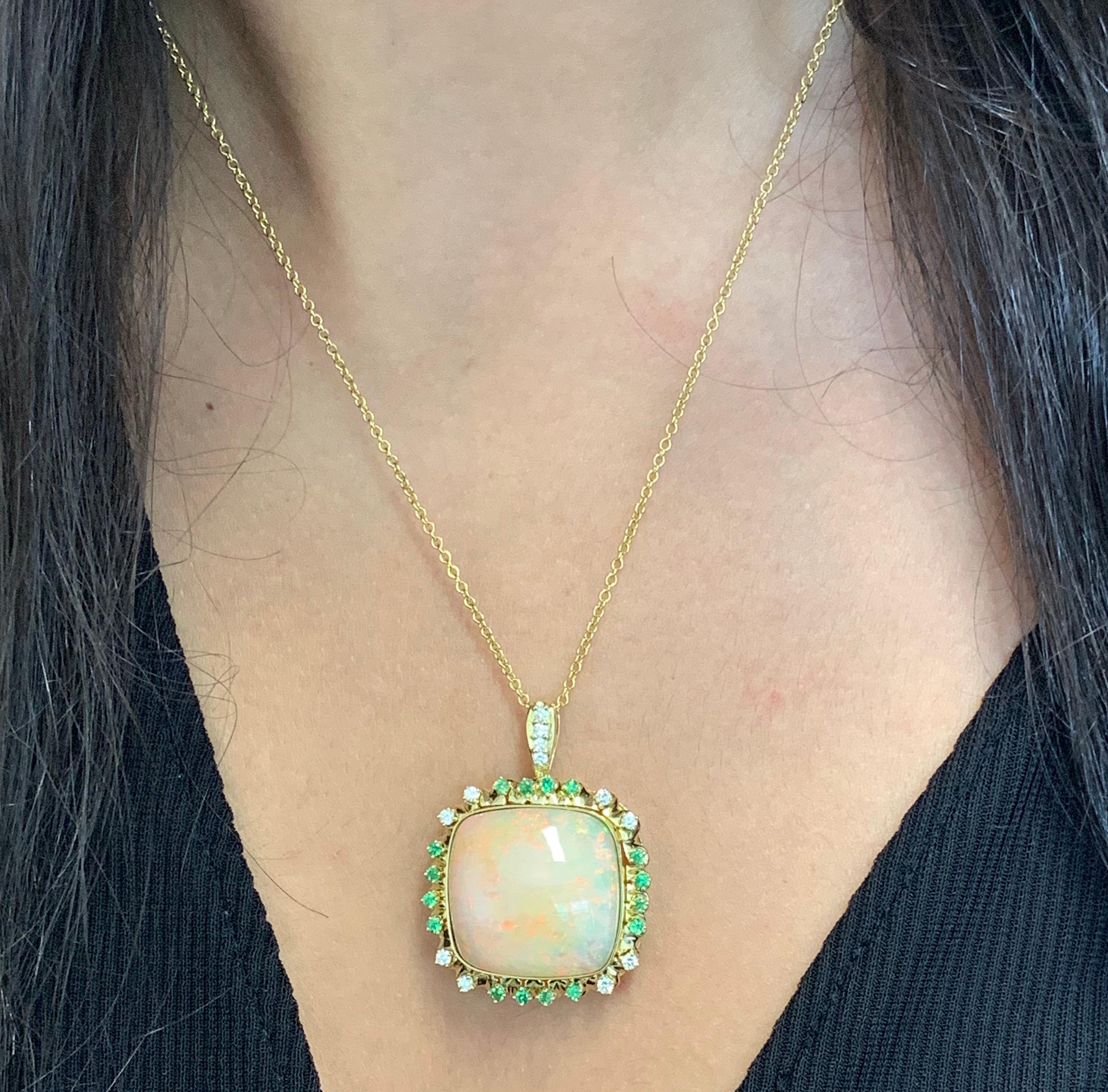 Colgante de oro amarillo de 18 quilates con diamantes redondos alternos de talla cojín de ópalo tsavorita Corte cojín