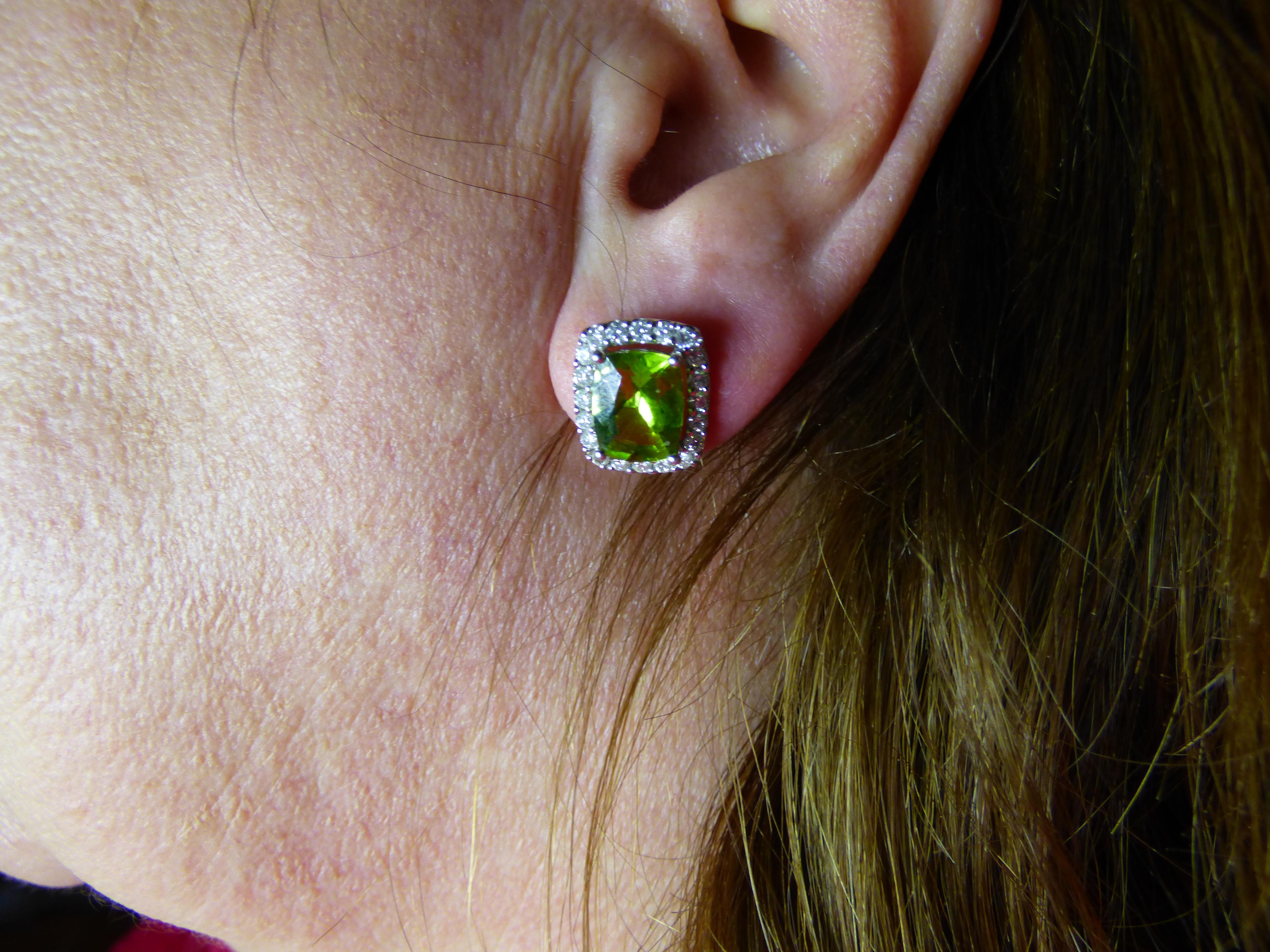 Ohrringe mit Peridot im Kissenschliff und Diamantcluster aus 18 Karat Weißgold. im Zustand „Neu“ im Angebot in Dublin, IE