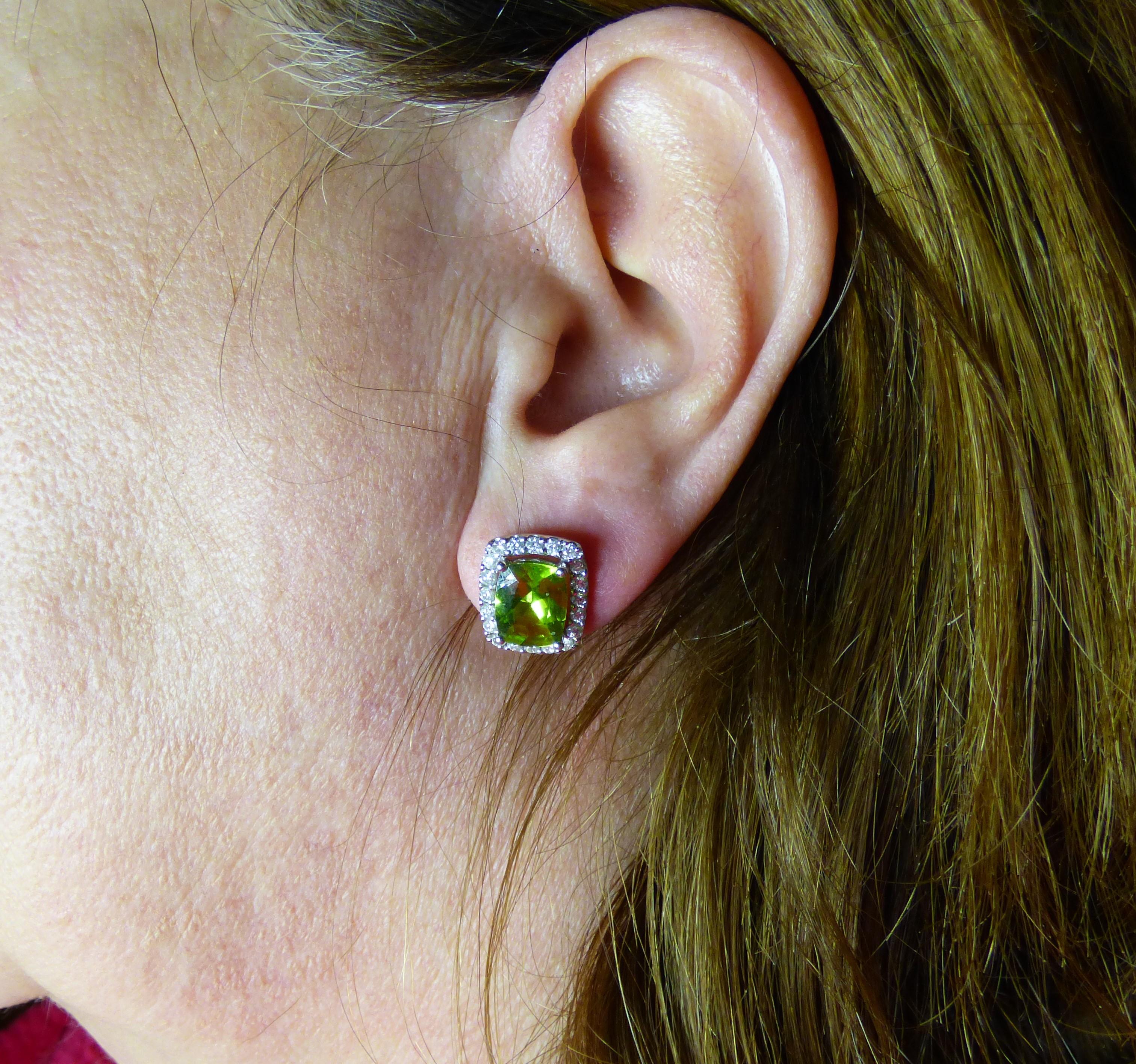 Cushion cut Peridot and Diamond Cluster Earrings in 18K white Gold. In New Condition For Sale In Dublin, IE