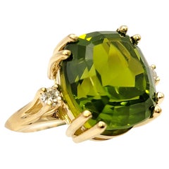 Cocktailring aus Gelbgold mit Peridot im Kissenschliff und Diamant 11,83 Karat insgesamt