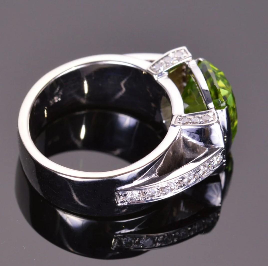 Ring aus 18 Karat Weißgold mit Peridot und Diamanten im Kissenschliff im Zustand „Neu“ in Phoenix, AZ