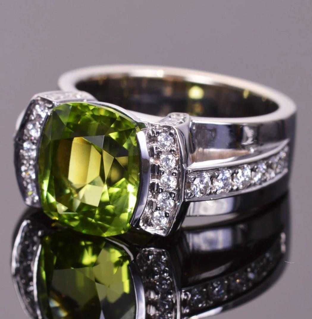 Ring aus 18 Karat Weißgold mit Peridot und Diamanten im Kissenschliff für Damen oder Herren