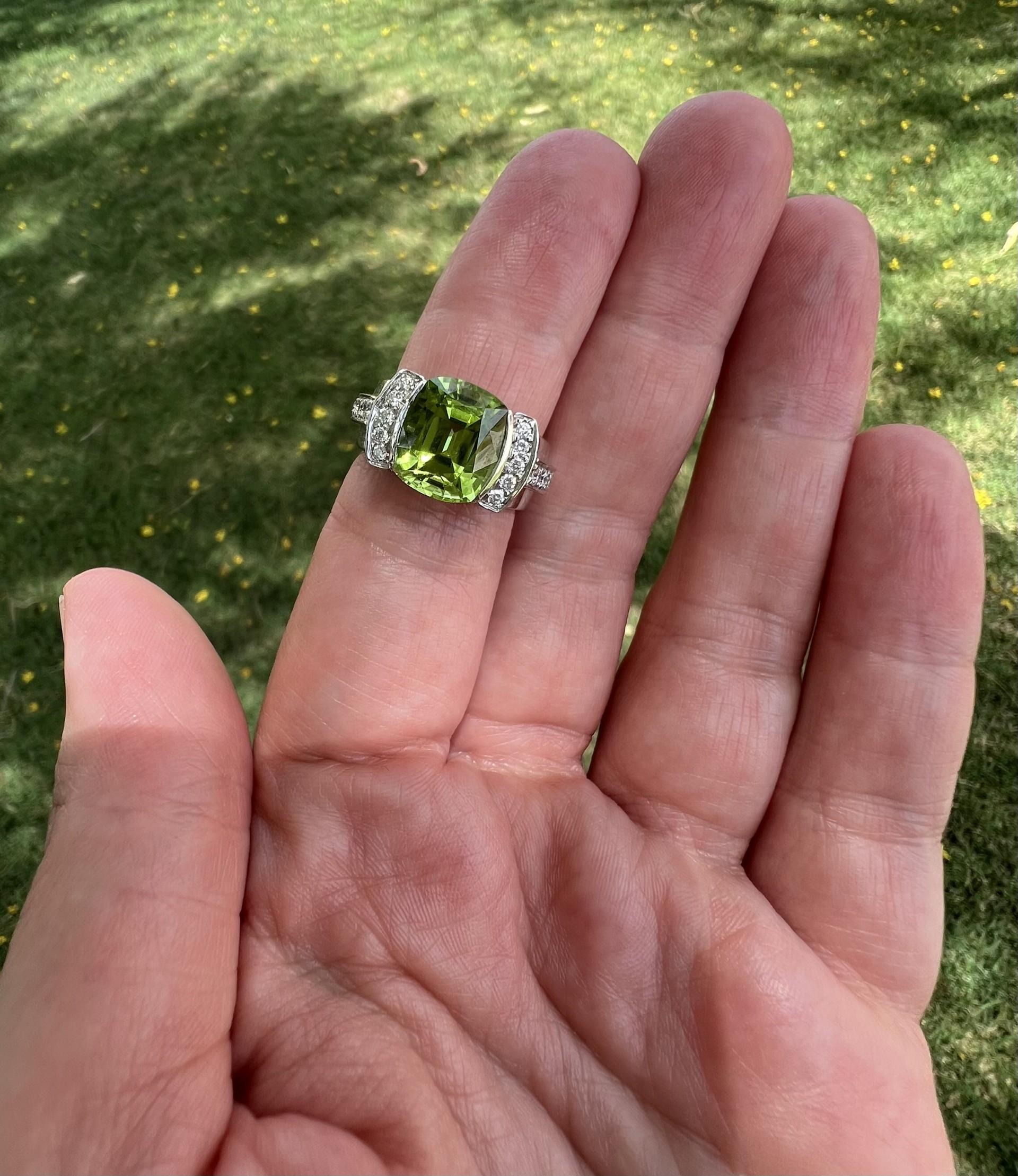 Ring aus 18 Karat Weißgold mit Peridot und Diamanten im Kissenschliff 1