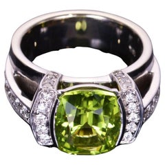 Ring aus 18 Karat Weißgold mit Peridot und Diamanten im Kissenschliff