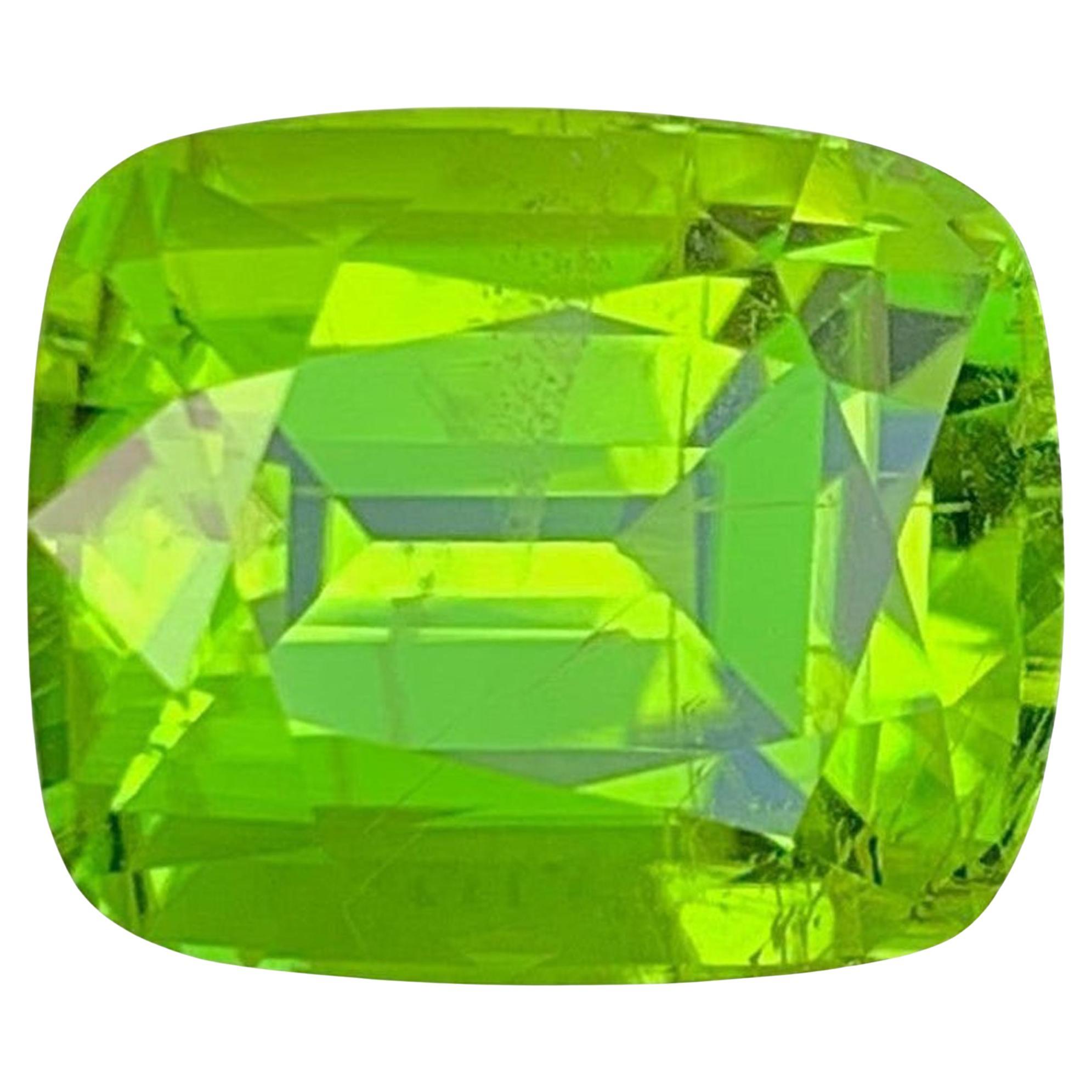 Cushion Cut Peridot Edelstein: Natürlicher August-Geburtsstein, Pakistan (7,85 Karat) im Angebot