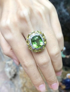 Bague en or blanc 18 carats avec péridot taille coussin, saphir jaune et diamants
