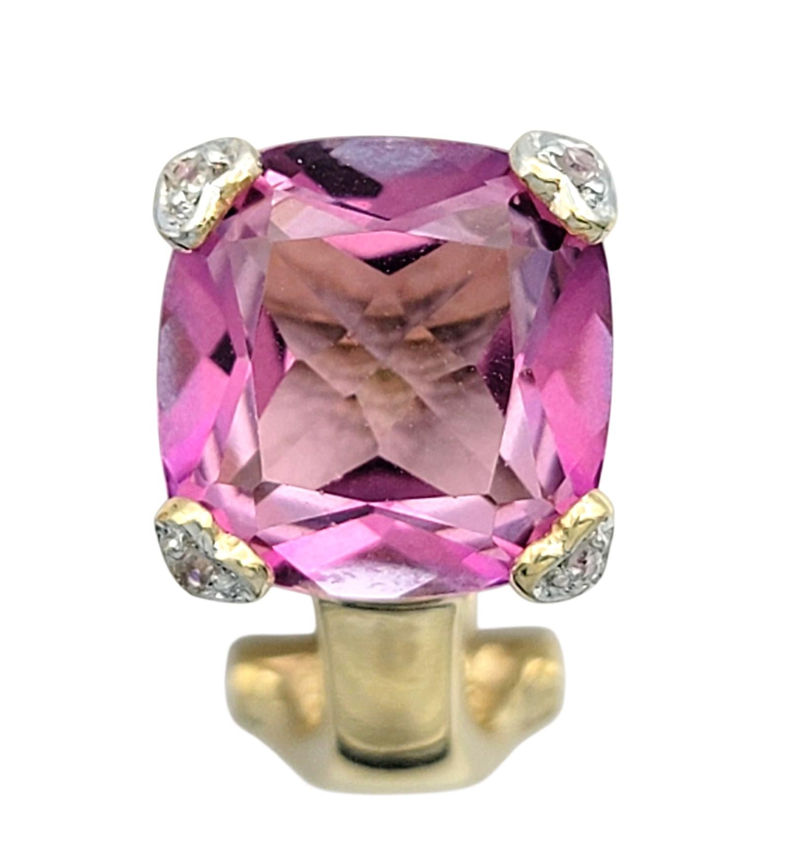 Estos llamativos pendientes muestran vibrantes gemas de topacio místico rosa en un atrevido corte de cojín, que irradian un color y un brillo cautivadores. La rica tonalidad del topacio se complementa con los tonos cálidos de los engastes de oro