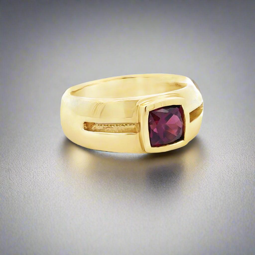 Aggiungi un tocco di colore alla tua collezione di gioielli con il nostro anello con granato rodolite taglio cuscino e oro giallo 14K. Questo audace anello di rappresentanza mette in mostra uno splendido granato rodolite da 1,00 carati, aggiungendo
