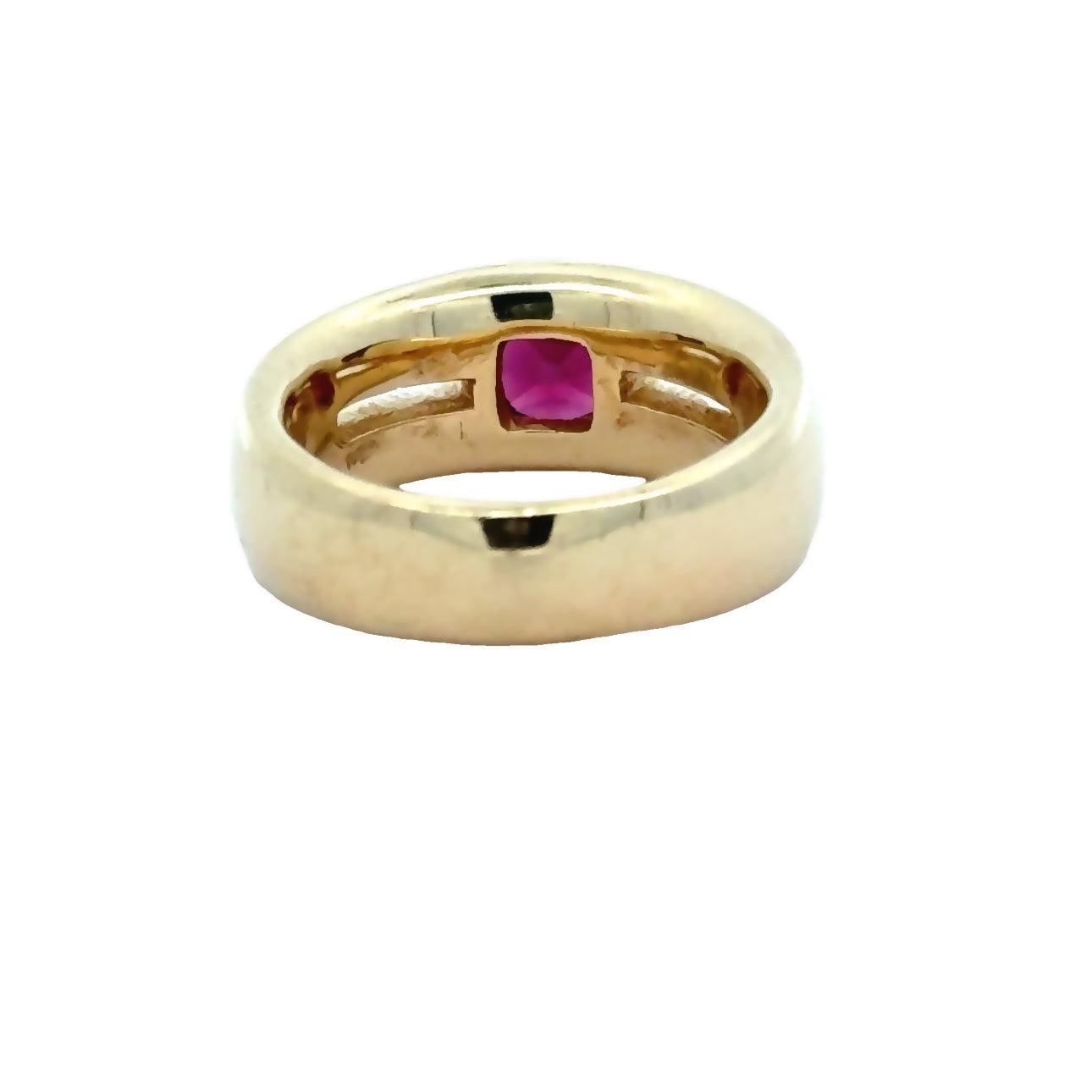 Taglio cuscino Anello con granato rodolite taglio cuscino e oro giallo 14K in vendita