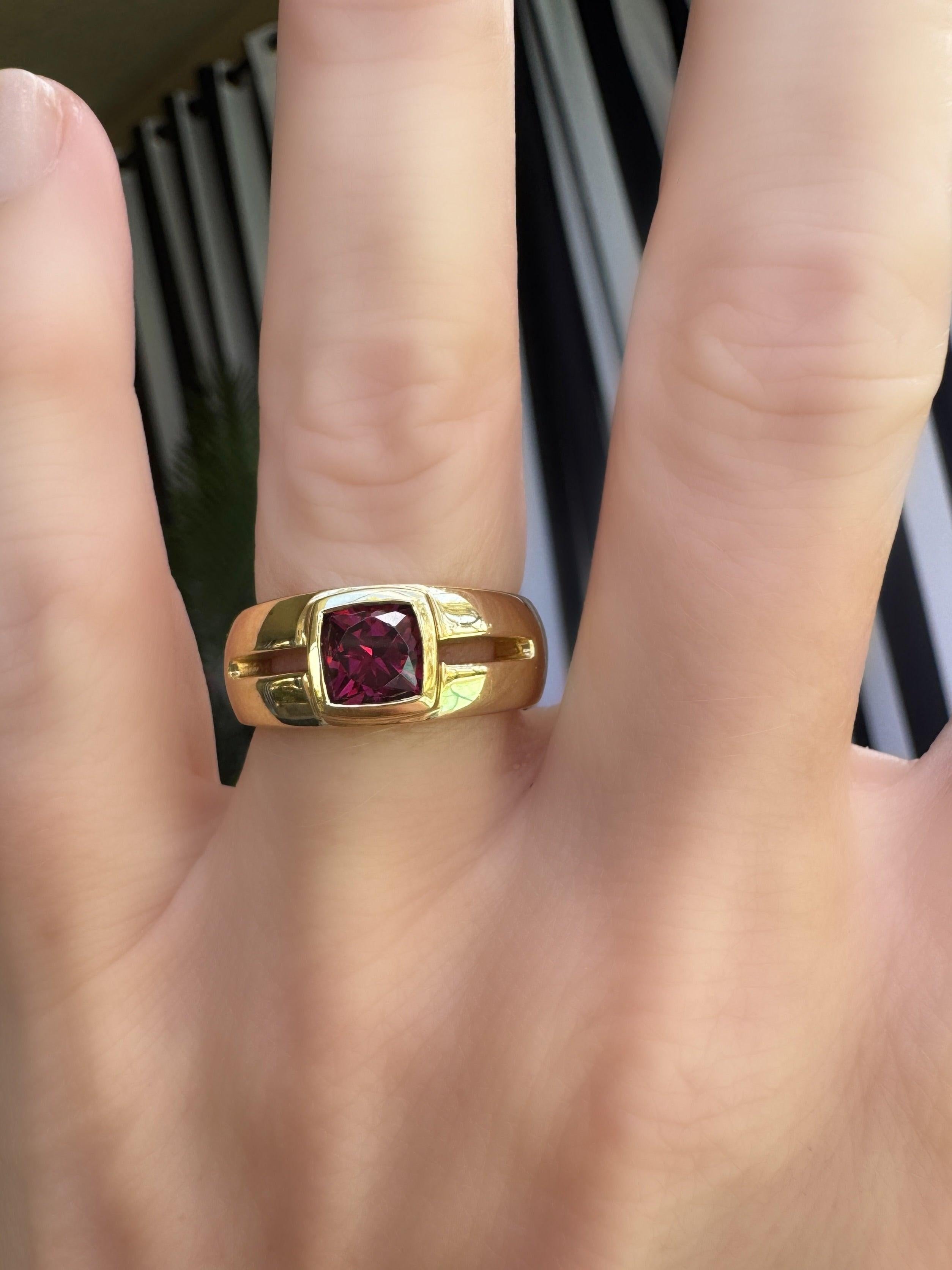 Anello con granato rodolite taglio cuscino e oro giallo 14K In condizioni buone in vendita a Derby, NY