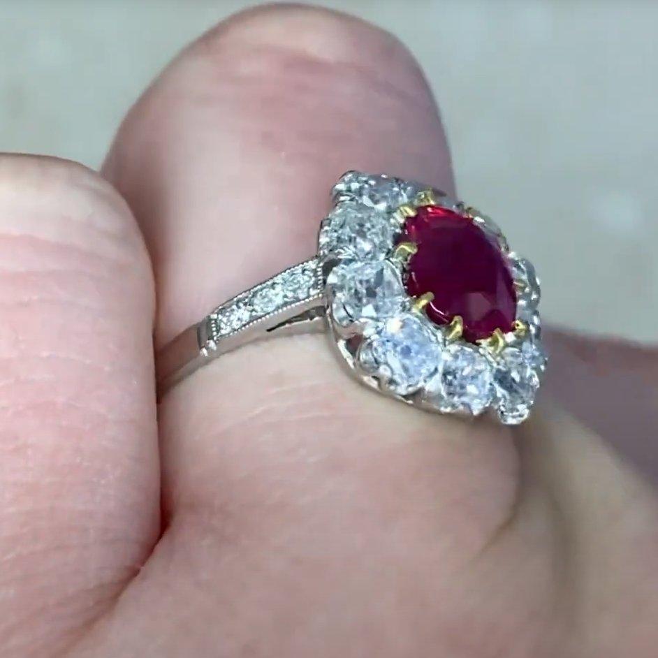 Anillo de rubí talla cojín (AGL aprox. 1,4 quilates), sin calentar, halo de diamantes, platino Corte cojín en venta