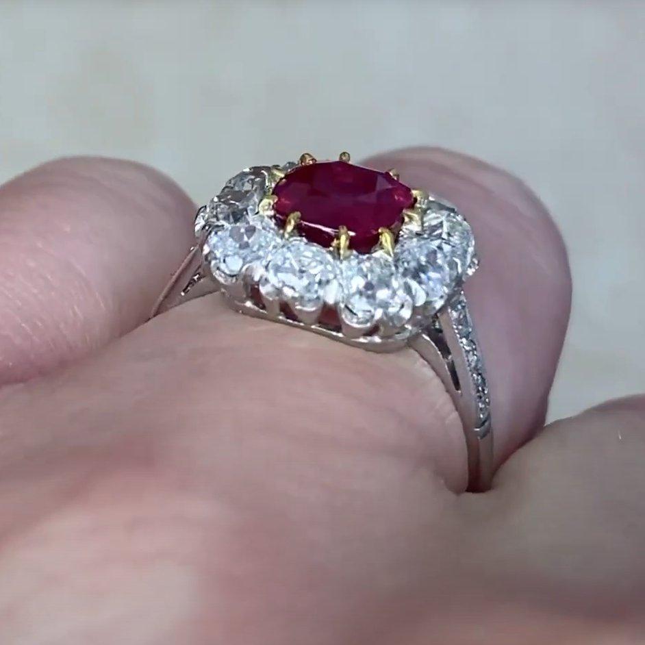 Anillo de rubí talla cojín (AGL aprox. 1,4 quilates), sin calentar, halo de diamantes, platino en Excelente estado para la venta en New York, NY