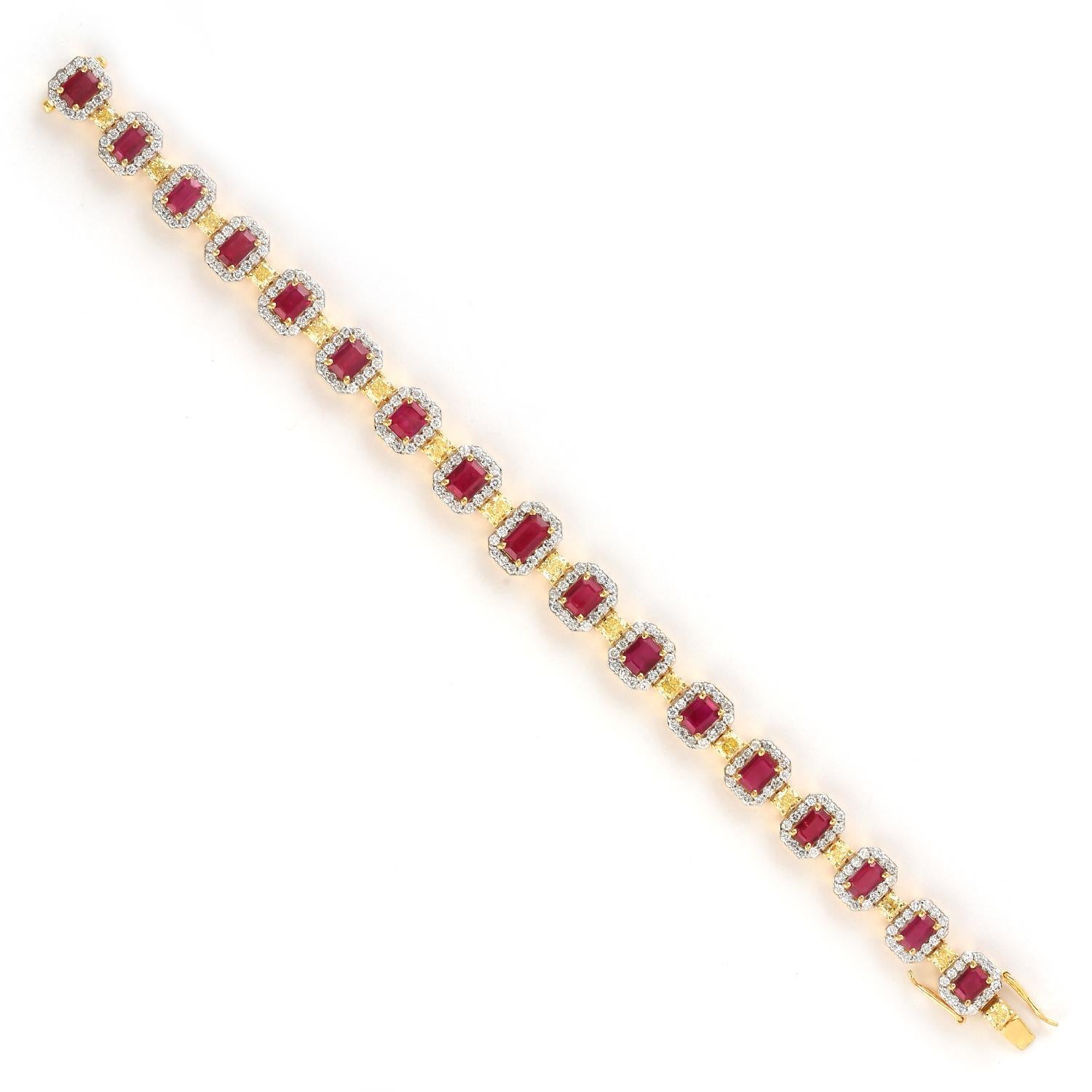Contemporain Bracelet tennis en or jaune 18 carats avec rubis taillé en coussin et monture chaton en vente
