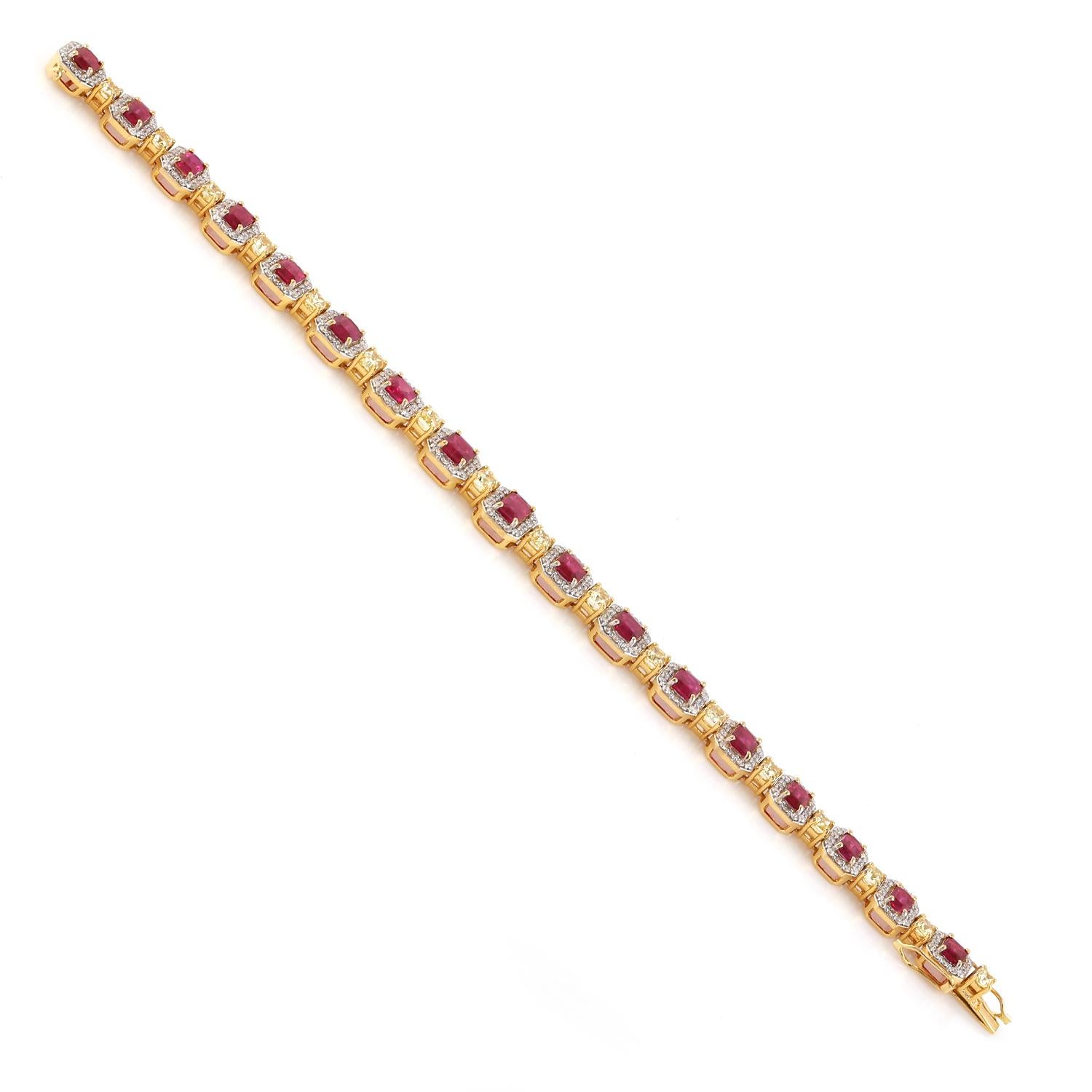 Bracelet tennis en or jaune 18 carats avec rubis taillé en coussin et monture chaton Neuf - En vente à New York, NY