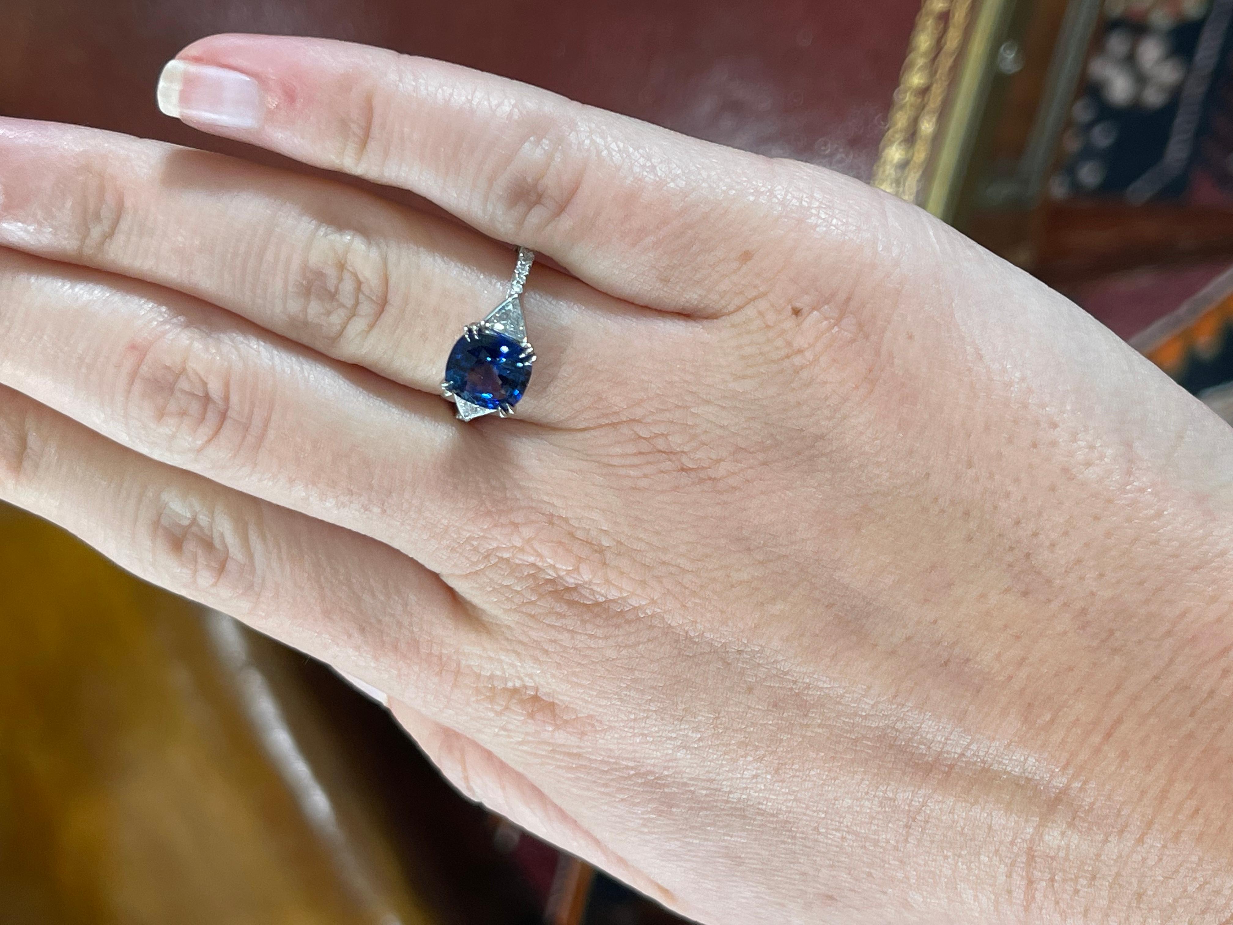 Cushion cut sapphire and trillion diamond ring In New Condition For Sale In Andover, GB