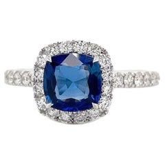 Anello con zaffiro e diamante aureolato con taglio a cuscino in oro bianco