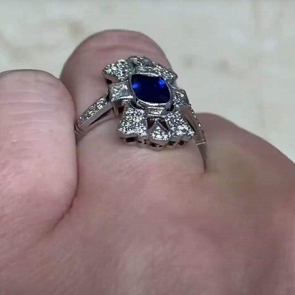 Taglio cuscino Anello con zaffiro vintage (circa 1,10 carati) con zaffiro aureolato, platino in vendita