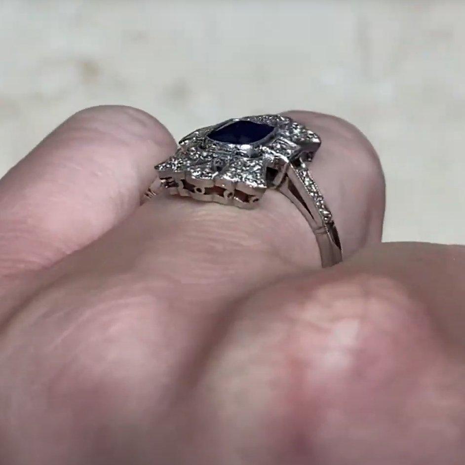 Anello con zaffiro vintage (circa 1,10 carati) con zaffiro aureolato, platino In condizioni ottime in vendita a New York, NY