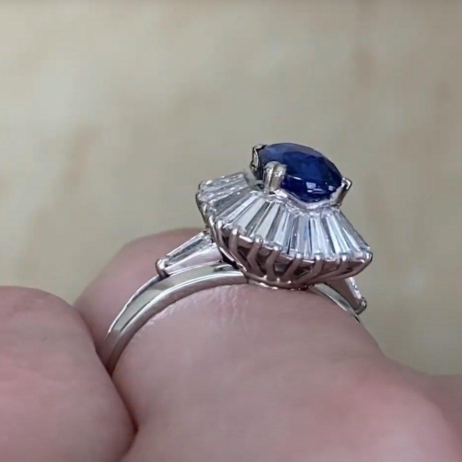 Taglio cuscino Anello Vintage con zaffiro taglio cuscino (circa 1,00 carati) Zaffiro con alone di diamanti in vendita