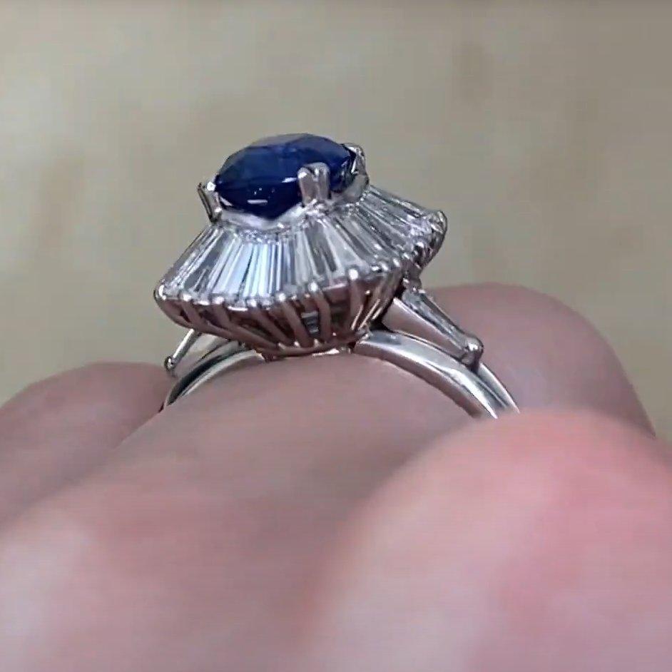 Anello Vintage con zaffiro taglio cuscino (circa 1,00 carati) Zaffiro con alone di diamanti In condizioni ottime in vendita a New York, NY