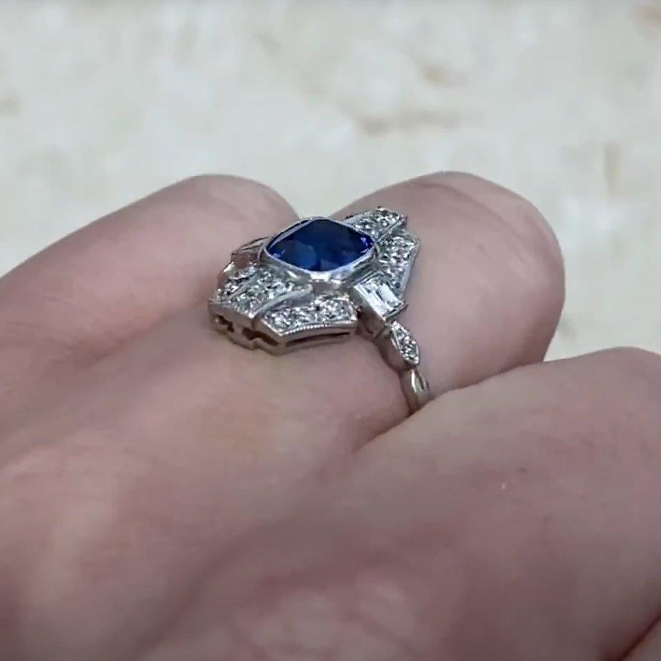 Anello Vintage con zaffiro taglio cuscino (circa 1,2 carati) Zaffiro aureolato, platino In condizioni ottime in vendita a New York, NY