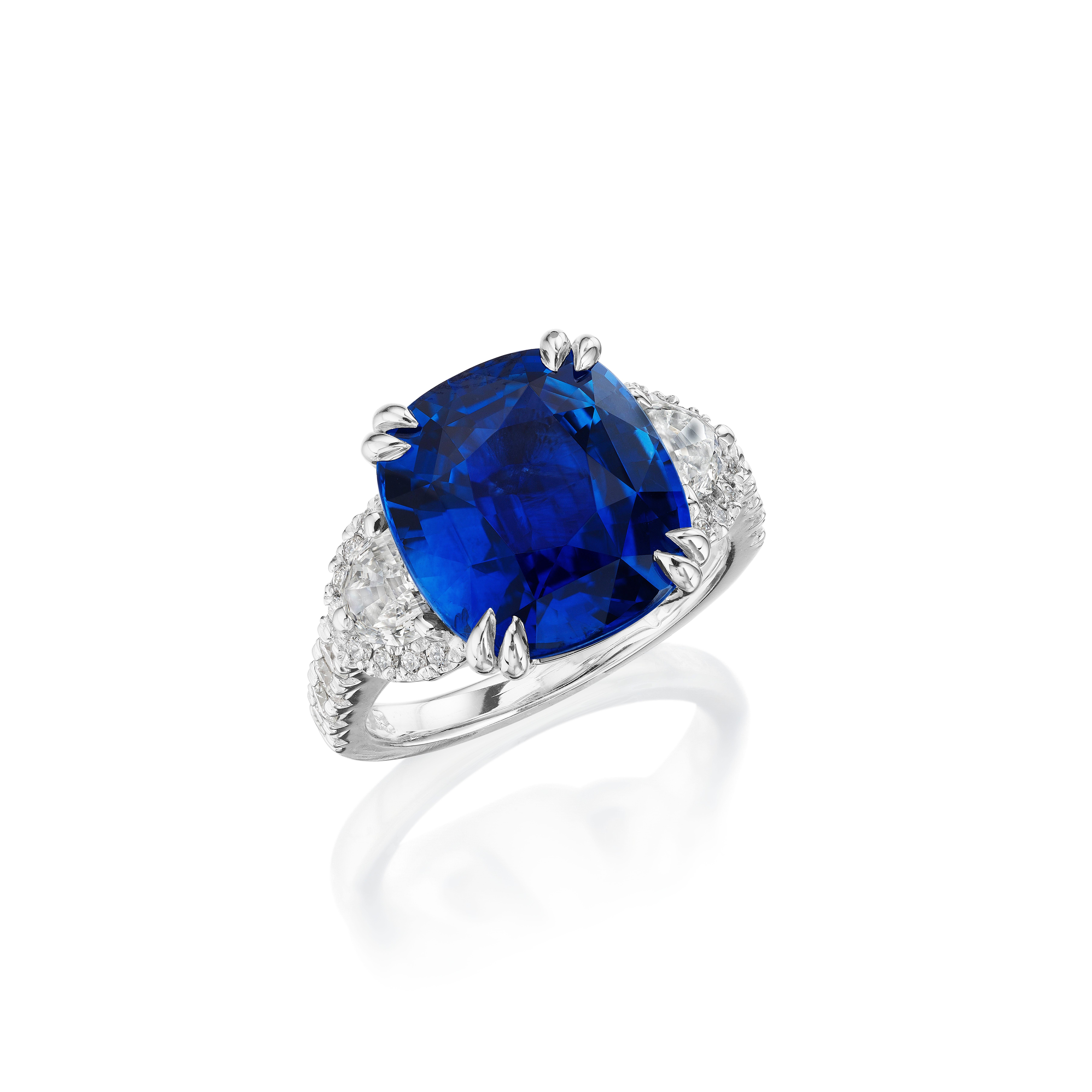 Sri Lanka-Saphir- und Halbmond-Diamantring mit Diamant-Halo im Kissenschliff (Moderne) im Angebot