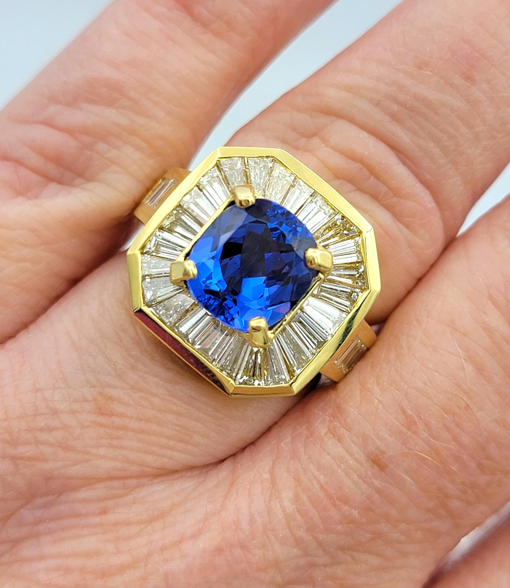 Bague octogonale en or jaune 18 carats, tanzanite taille coussin et diamants baguettes en vente 4