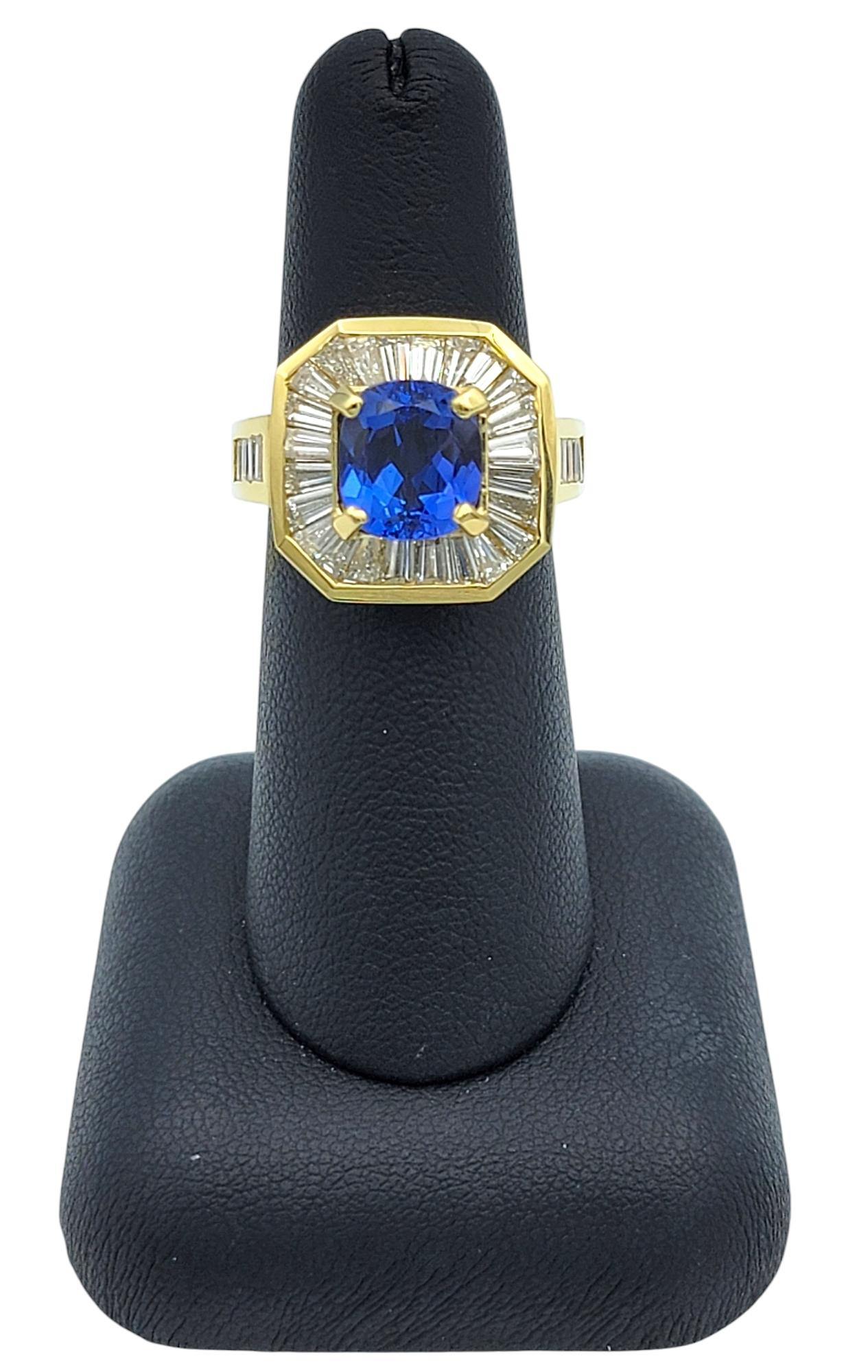 Bague octogonale en or jaune 18 carats, tanzanite taille coussin et diamants baguettes en vente 5