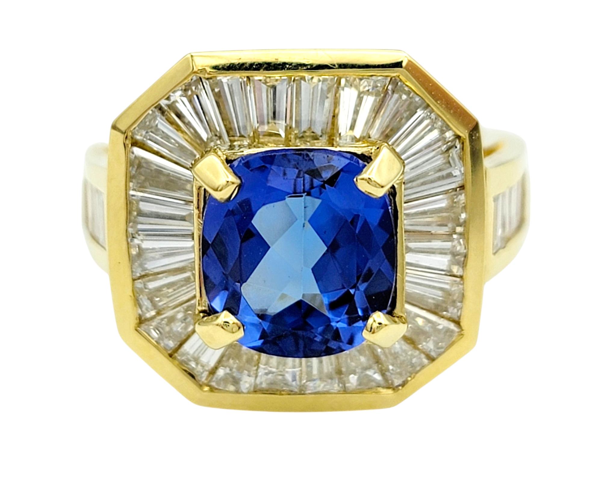 Taille de l'anneau : 6.5

Faites l'expérience de l'élégance moderne avec cette magnifique bague en tanzanite et diamant, une pièce qui respire la beauté intemporelle et le luxe. En son centre, une hypnotique tanzanite taillée en coussin irradie