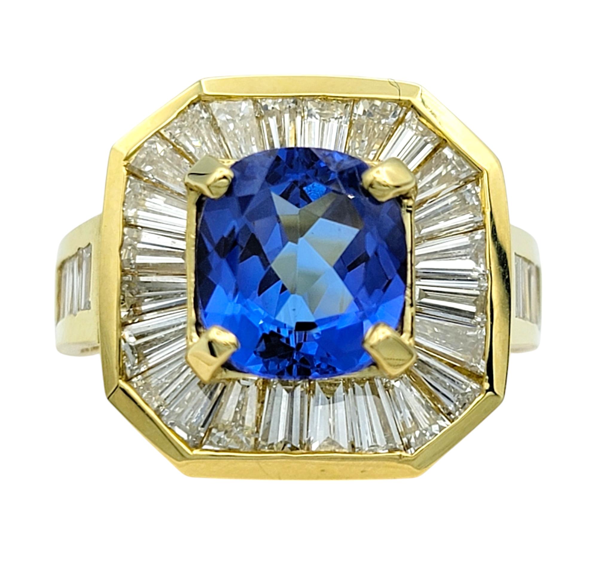 Contemporain Bague octogonale en or jaune 18 carats, tanzanite taille coussin et diamants baguettes en vente