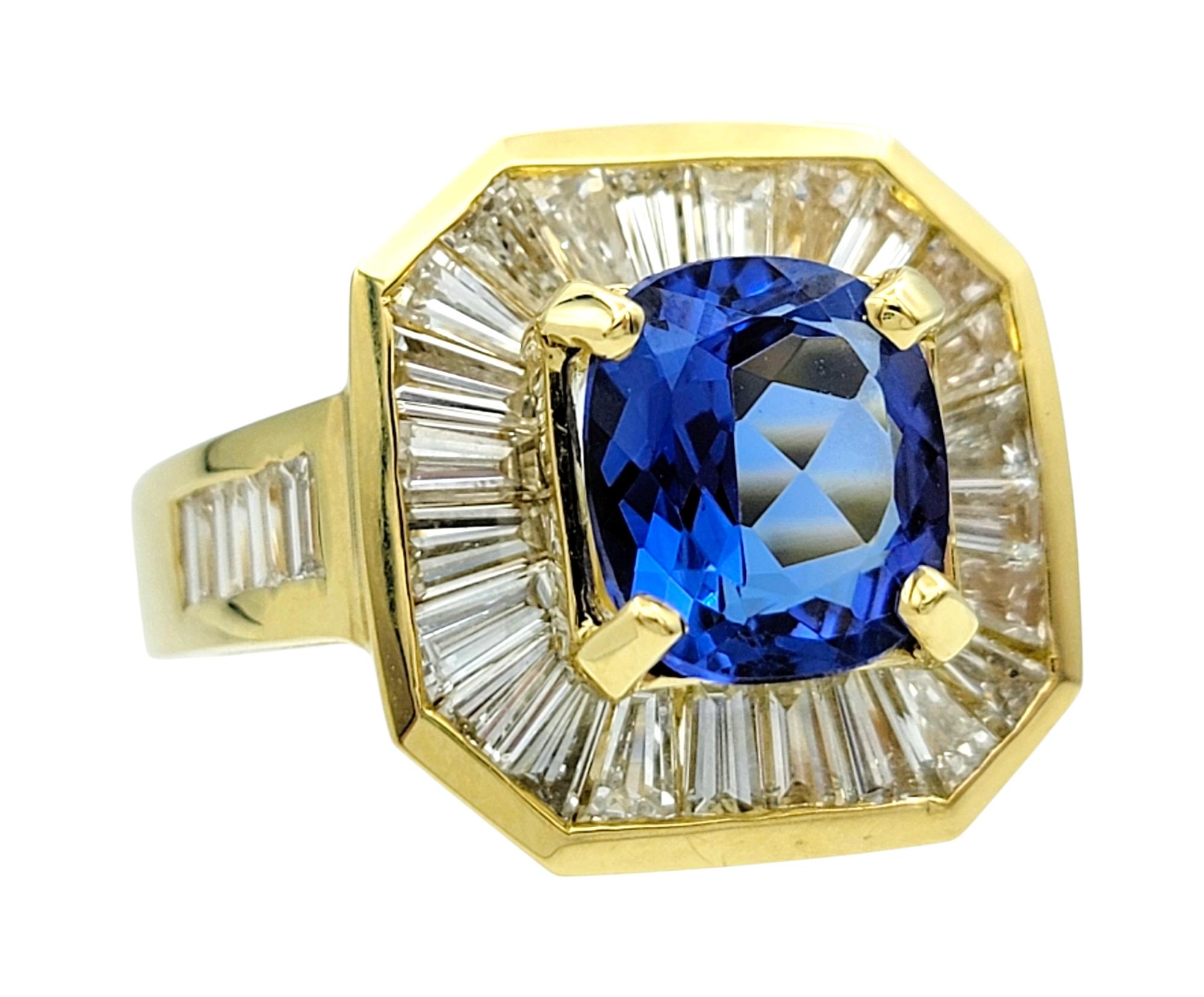 Taille coussin Bague octogonale en or jaune 18 carats, tanzanite taille coussin et diamants baguettes en vente