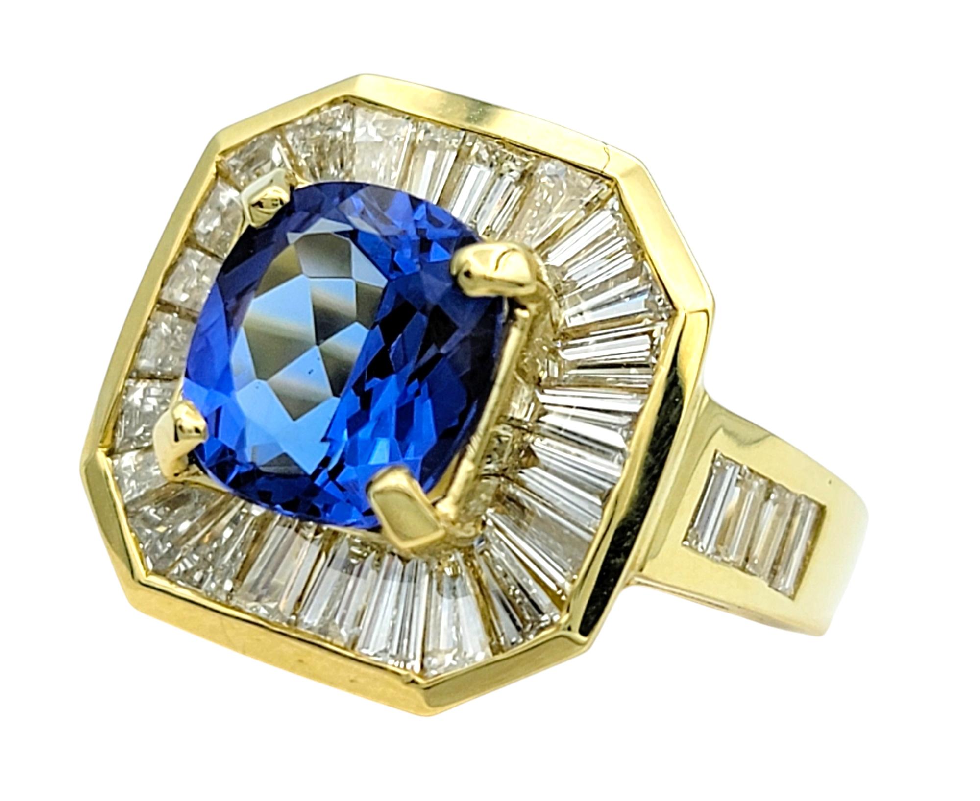 Bague octogonale en or jaune 18 carats, tanzanite taille coussin et diamants baguettes Bon état - En vente à Scottsdale, AZ