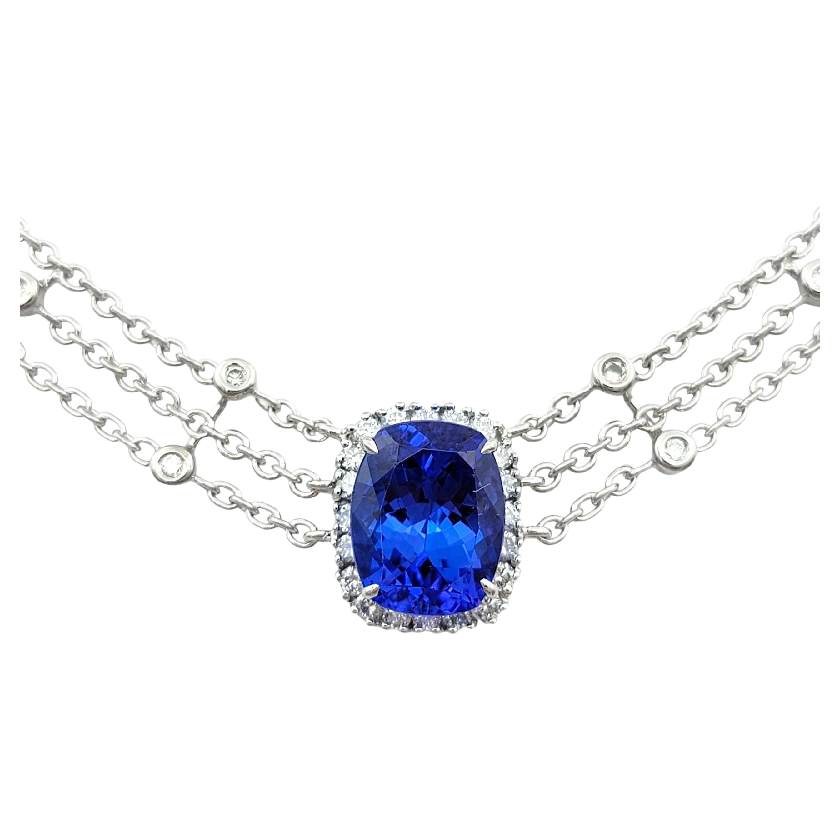 Cet incroyable collier est centré sur une tanzanite bleu violet de 3,28 carats qui brille avec une profondeur et une saturation remarquables. Son profil en forme de coussin est encadré par un arrangement élégant de diamants scintillants qui