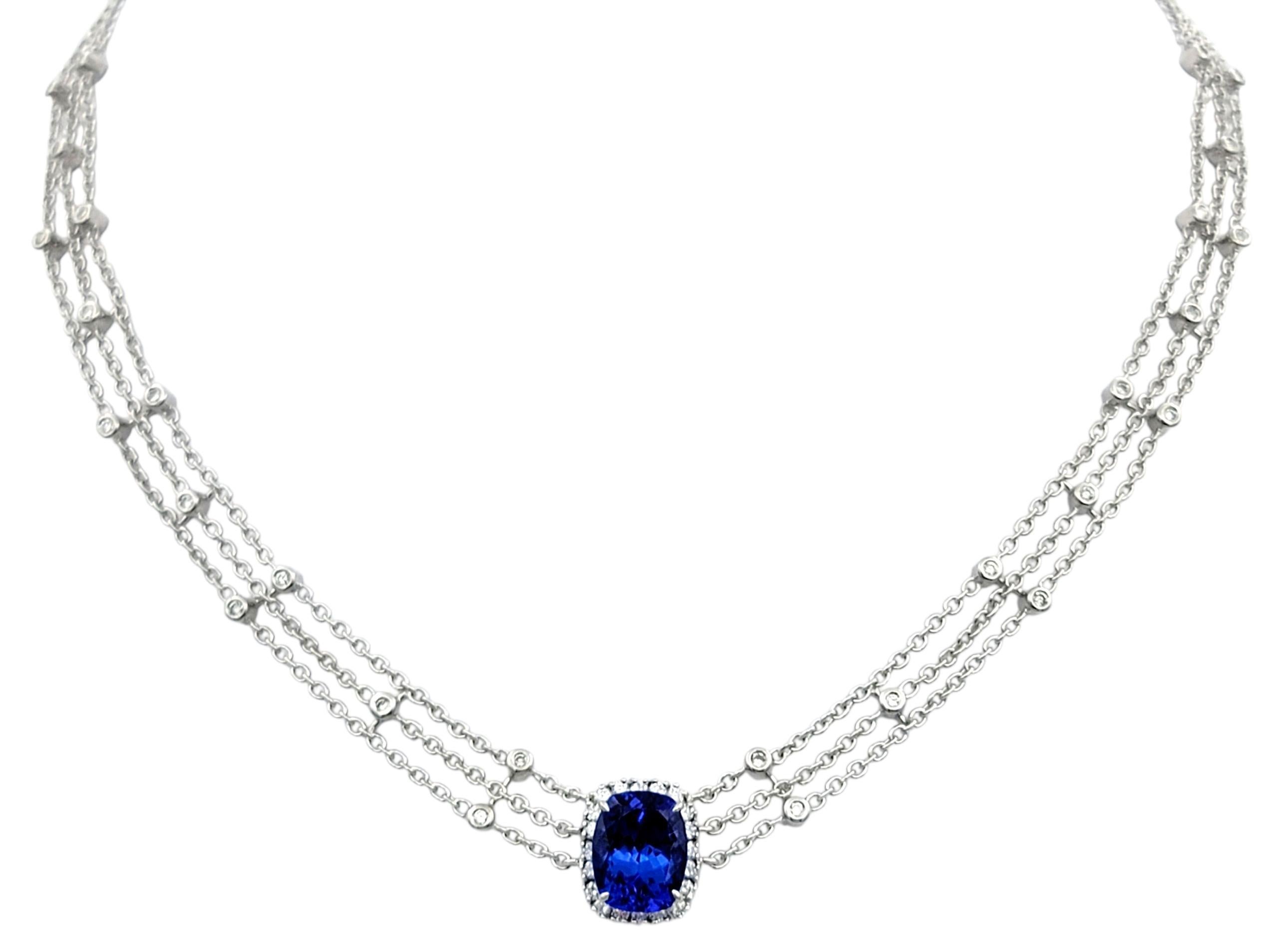 Contemporain Collier multi-brins en or blanc 18 carats avec halo de tanzanites et de diamants taillés en coussins en vente