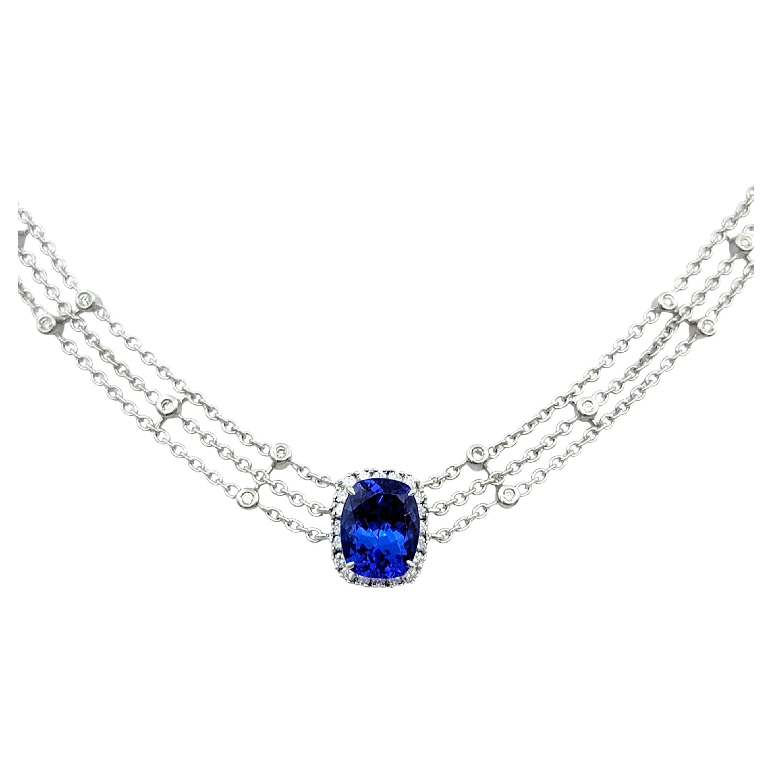 Collier multi-brins en or blanc 18 carats avec halo de tanzanites et de diamants taillés en coussins en vente