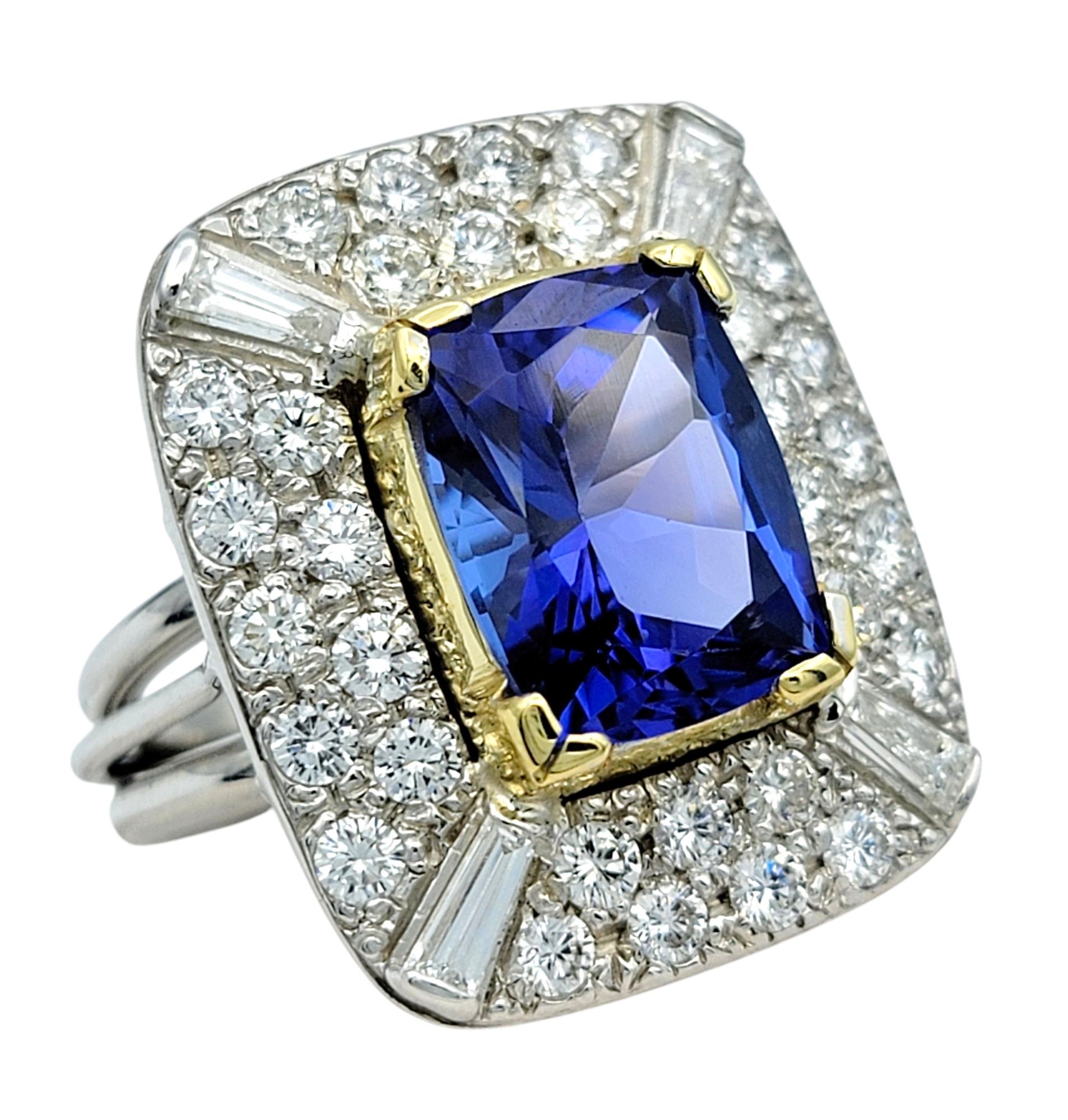 Taille de l'anneau : 7.5 

Découvrez l'attrait d'une beauté rare avec cette époustouflante bague cocktail en tanzanite et diamant. En son centre, une tanzanite de taille coussin captive par sa profonde et riche teinte bleu-violet, sertie dans la