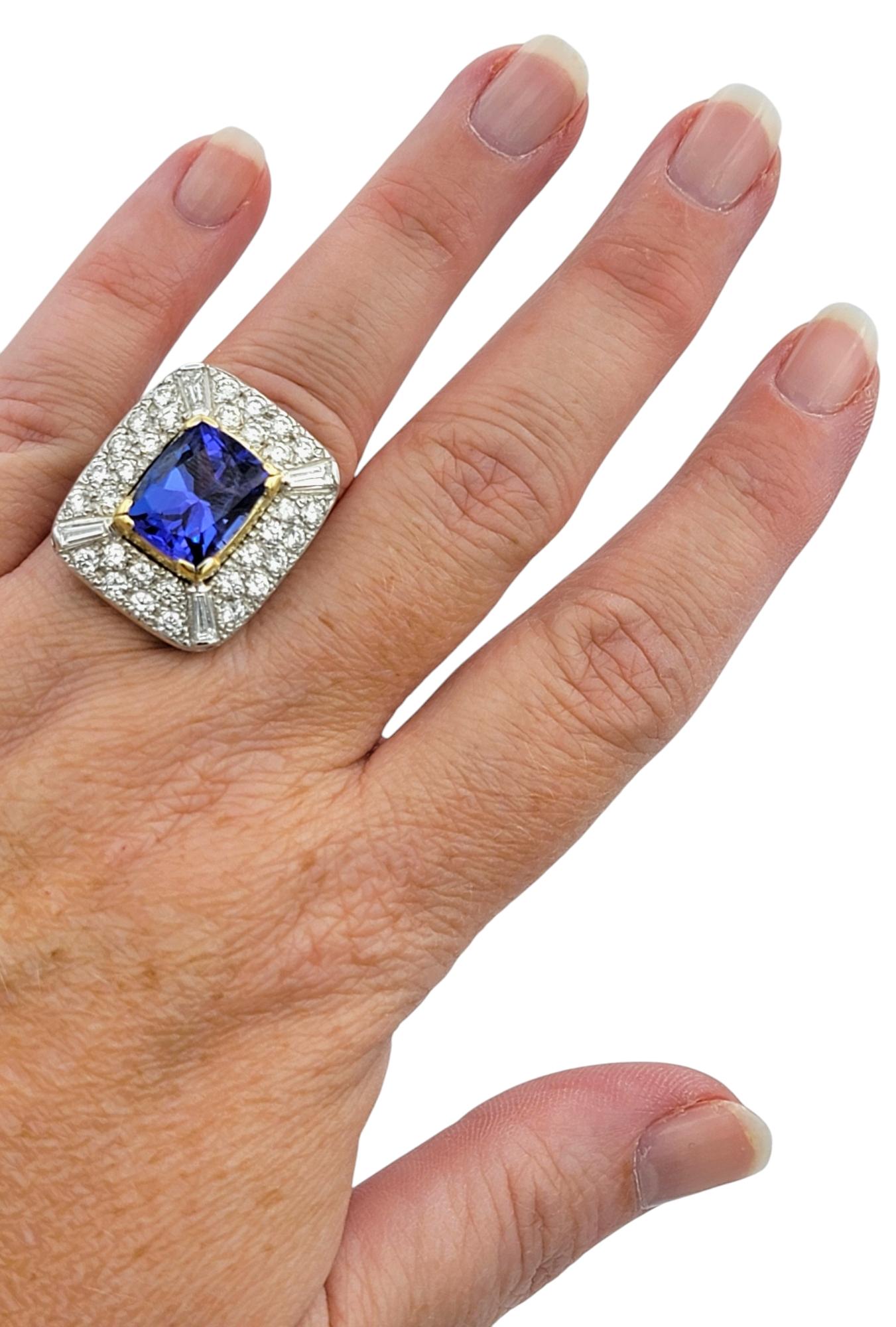Bague cocktail en or 14 carats Tanzanite taille coussin et multi diamants à tige fendue en vente 1