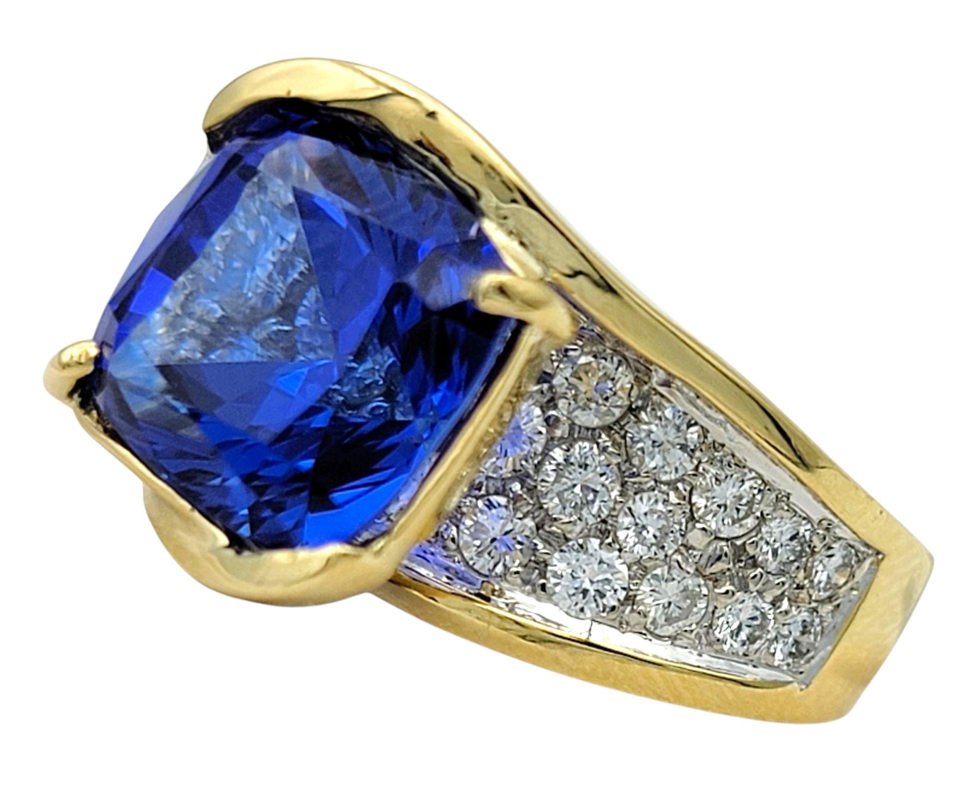 Misura dell'anello: 5.25

Questo anello spettacolare presenta una pietra centrale di tanzanite con taglio a cuscino e una ricca tonalità blu-viola che attira immediatamente l'attenzione. Incastonato in una combinazione di oro giallo e bianco da 18