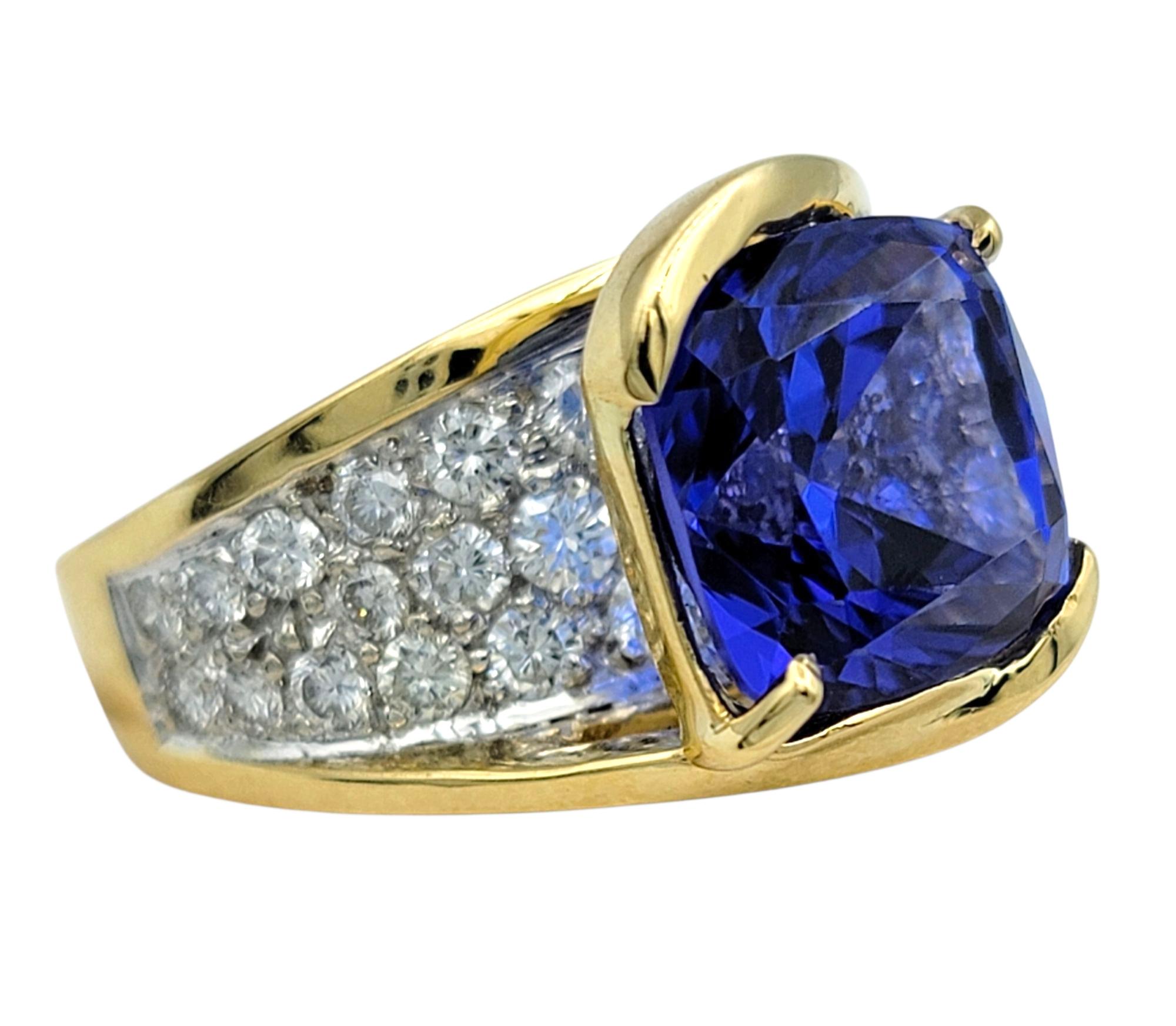 Contemporaneo Anello Cocktail con tanzanite taglio cuscino e diamanti pavé in oro lucido 18 carati in vendita