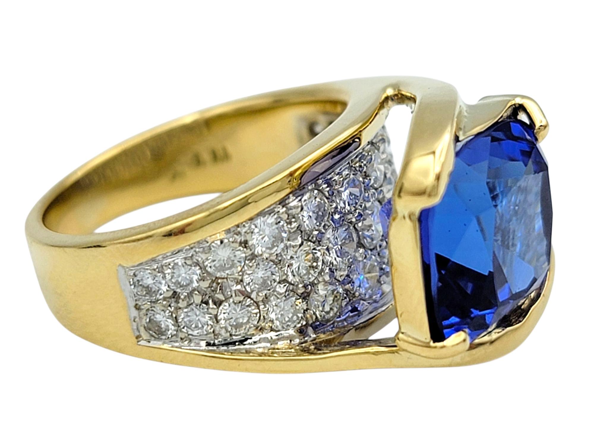 Taglio cuscino Anello Cocktail con tanzanite taglio cuscino e diamanti pavé in oro lucido 18 carati in vendita