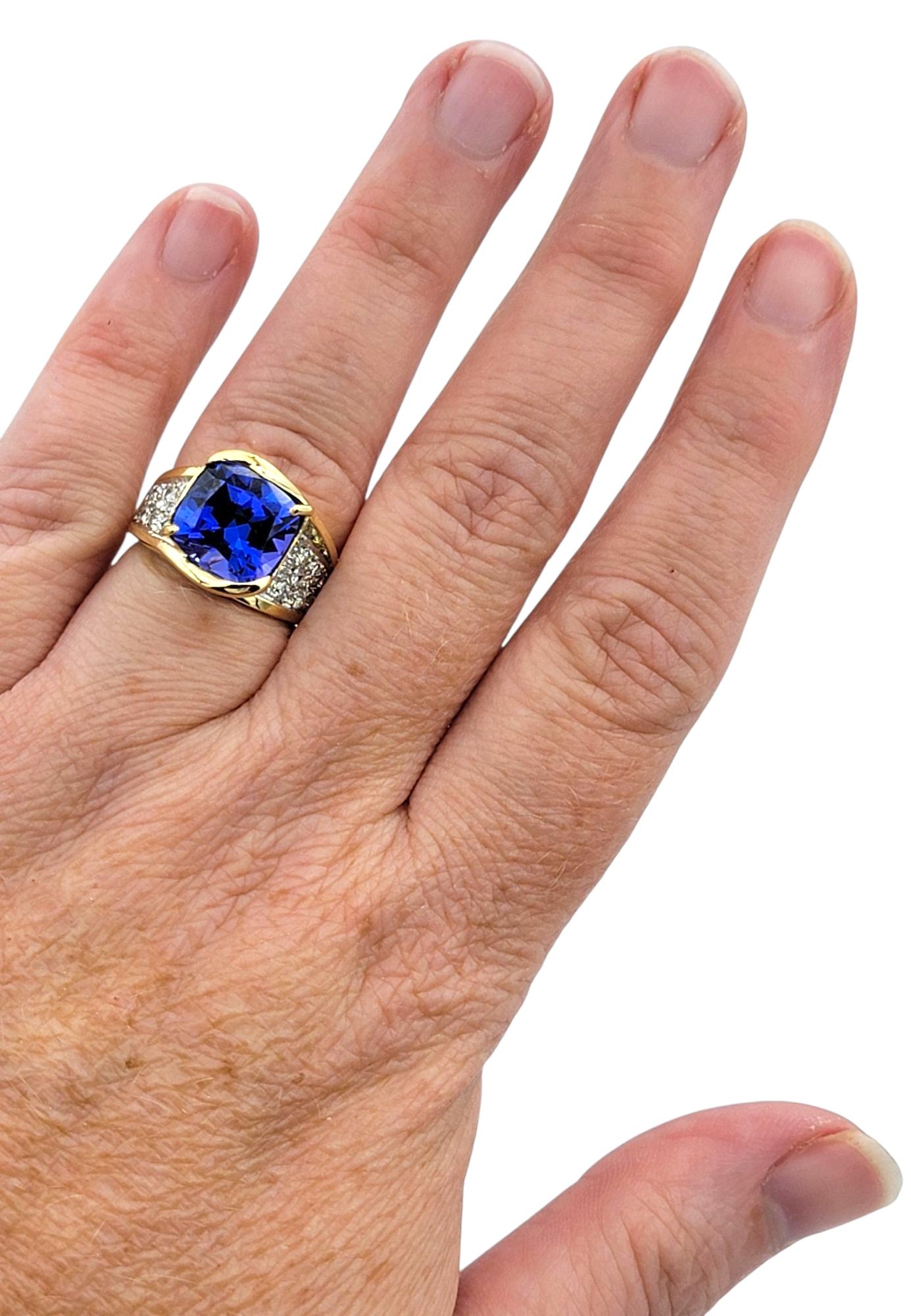 Anello Cocktail con tanzanite taglio cuscino e diamanti pavé in oro lucido 18 carati in vendita 2