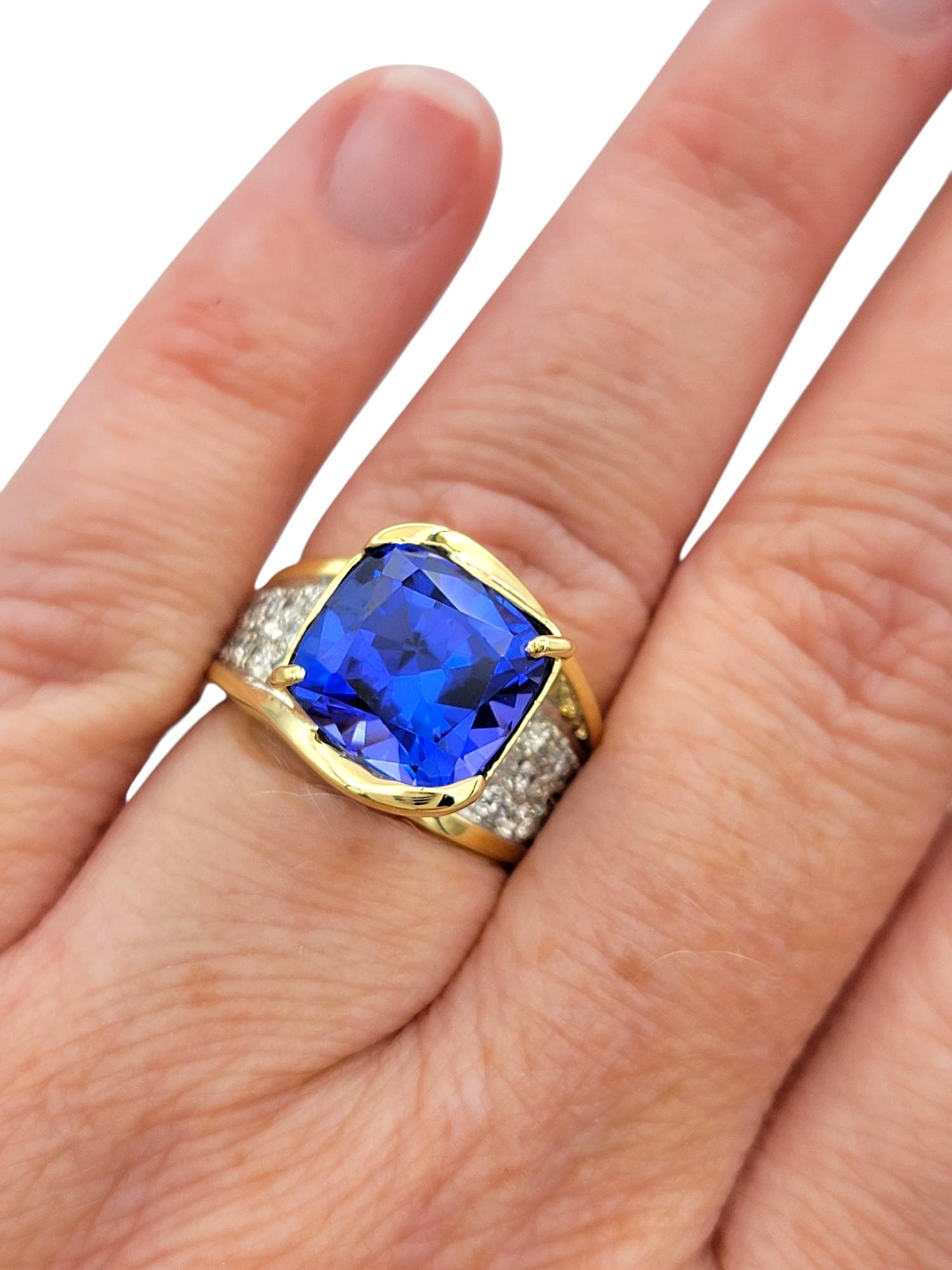 Anello Cocktail con tanzanite taglio cuscino e diamanti pavé in oro lucido 18 carati in vendita 3