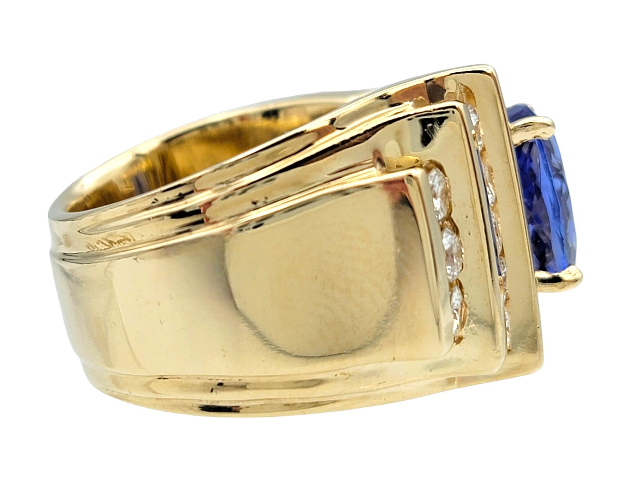 Donna Anello cocktail asimmetrico con tanzanite taglio cuscino e diamante rotondo in oro 14 carati in vendita