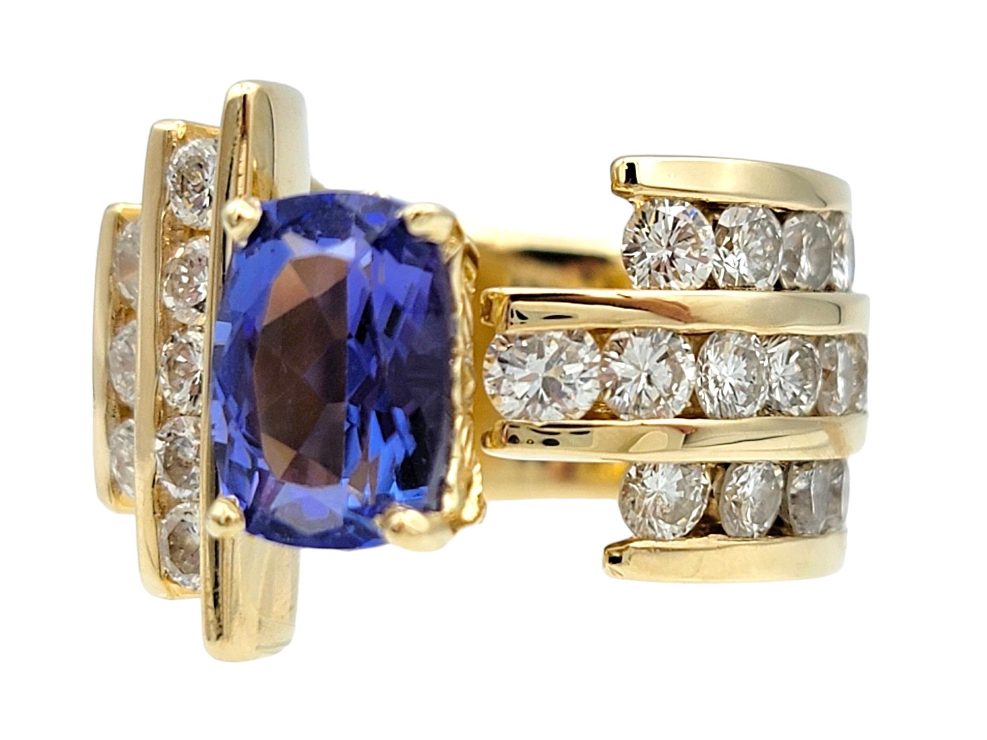 Contemporaneo Anello cocktail asimmetrico con tanzanite taglio cuscino e diamante rotondo in oro 14 carati in vendita