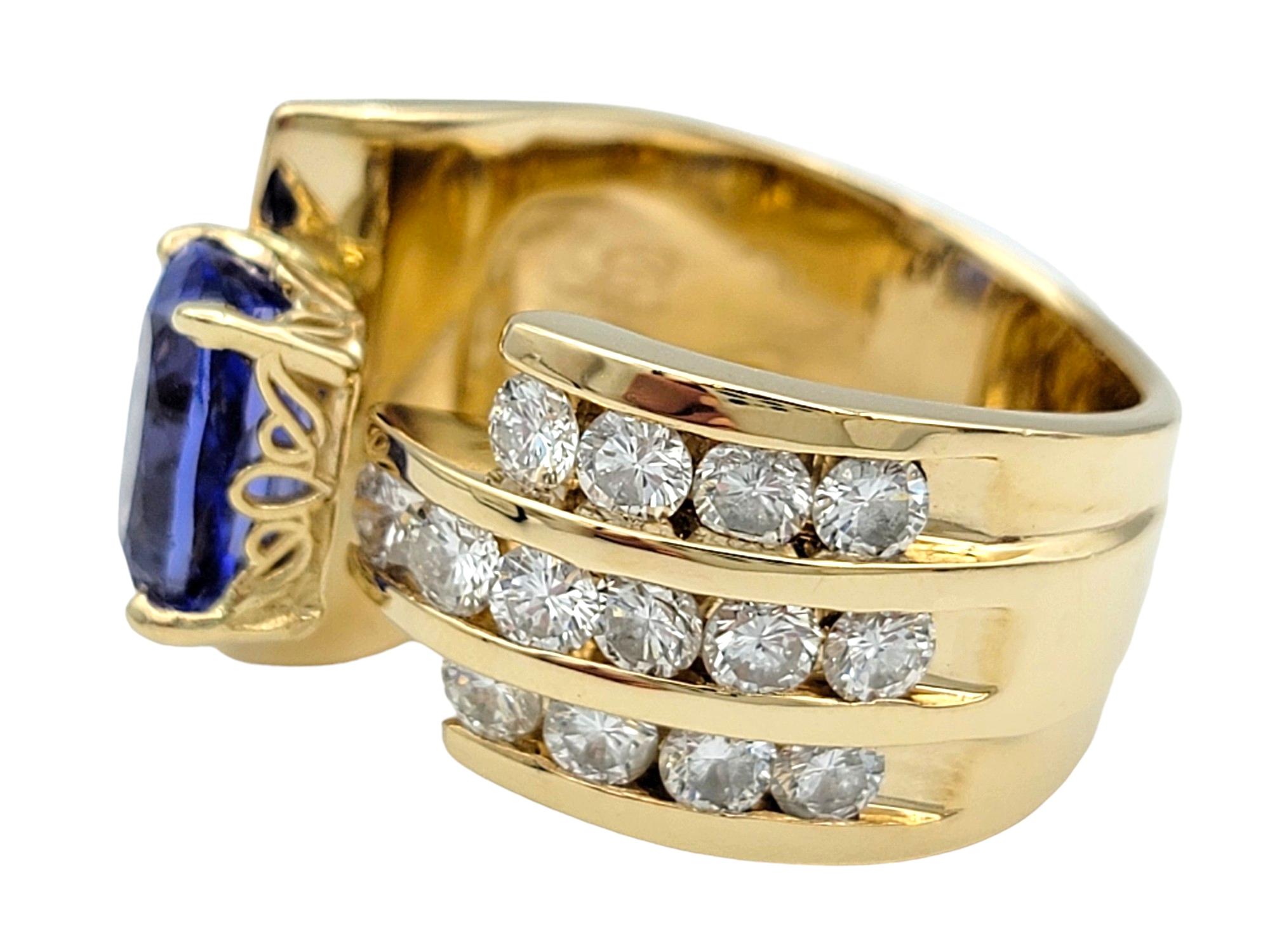 Taglio cuscino Anello cocktail asimmetrico con tanzanite taglio cuscino e diamante rotondo in oro 14 carati in vendita