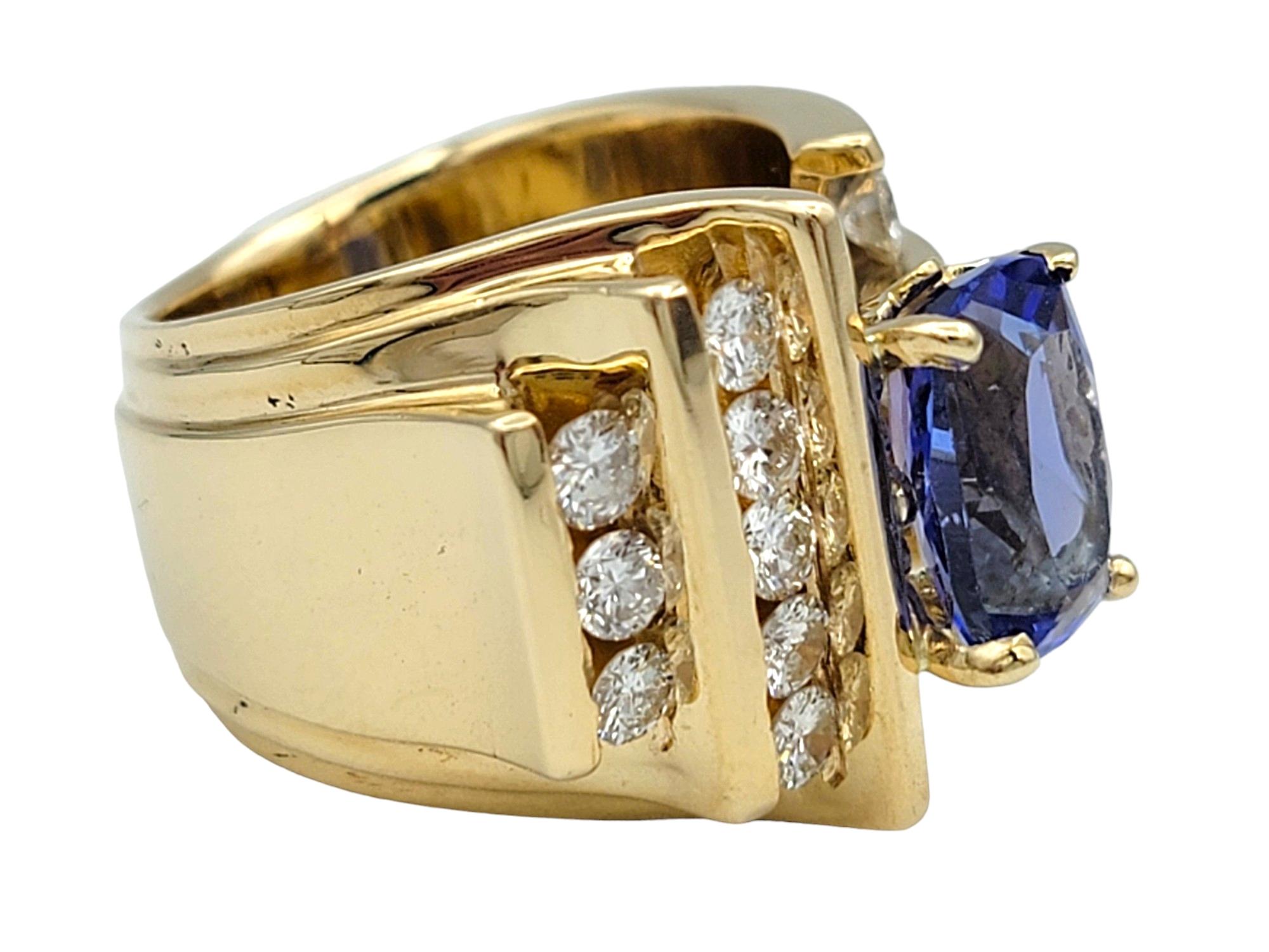 Anello cocktail asimmetrico con tanzanite taglio cuscino e diamante rotondo in oro 14 carati In condizioni buone in vendita a Scottsdale, AZ