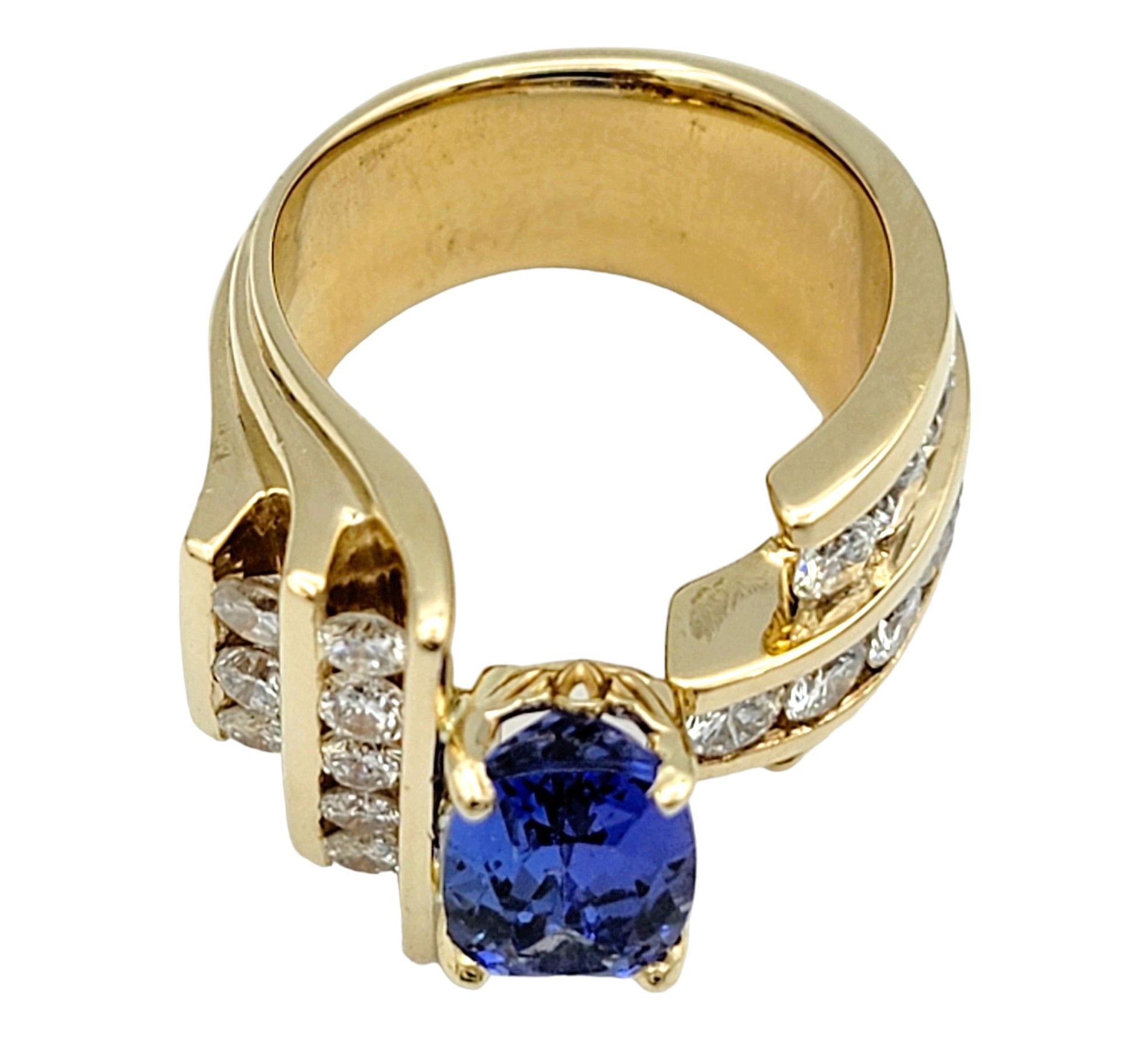 Anello cocktail asimmetrico con tanzanite taglio cuscino e diamante rotondo in oro 14 carati in vendita 1